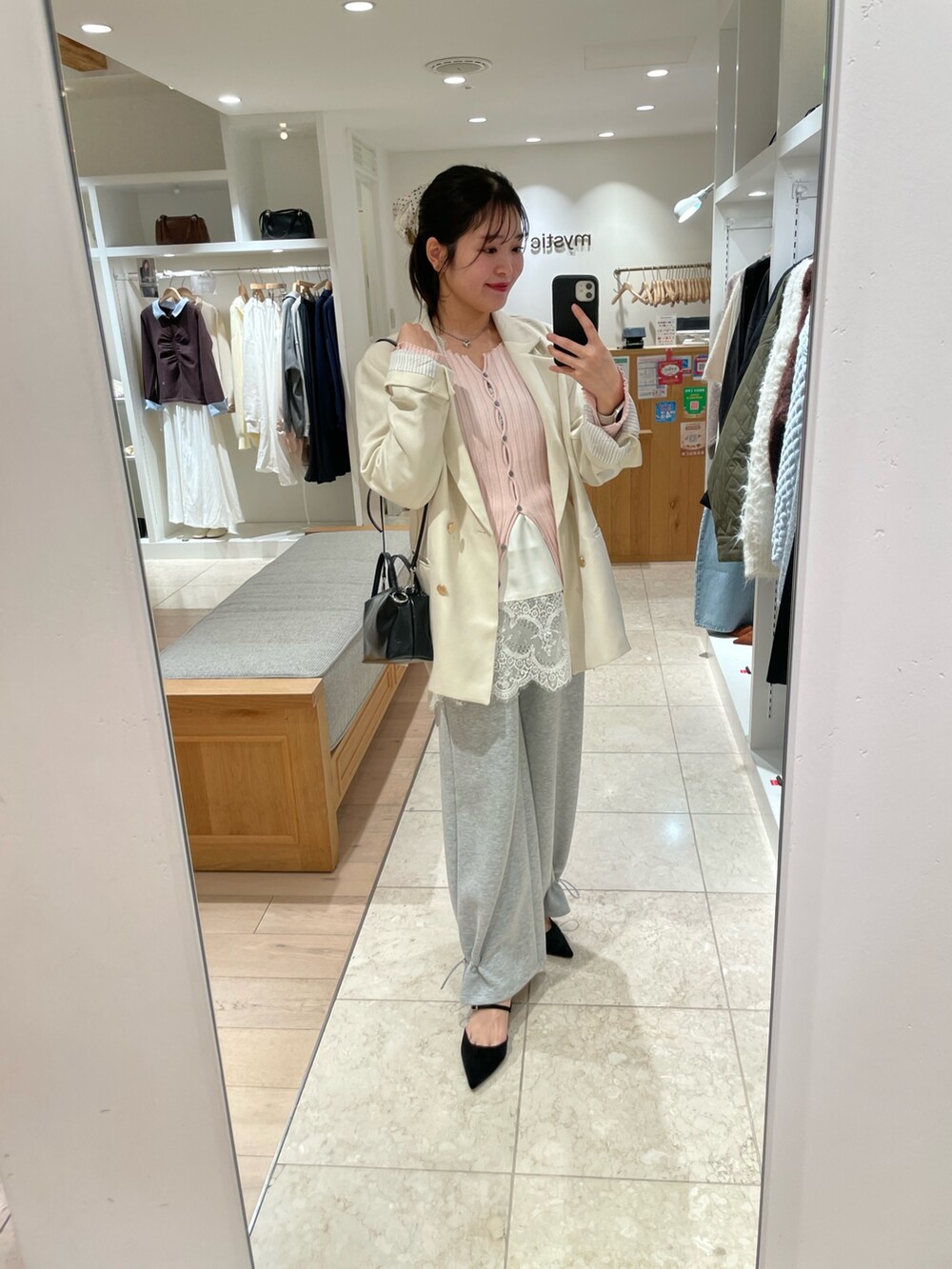 ピンク系のカーディガン/ボレロ、ホワイト系のキャミソール、グレー系のスウェットパンツを着用したレディースの冬コーディネートの2枚目の写真