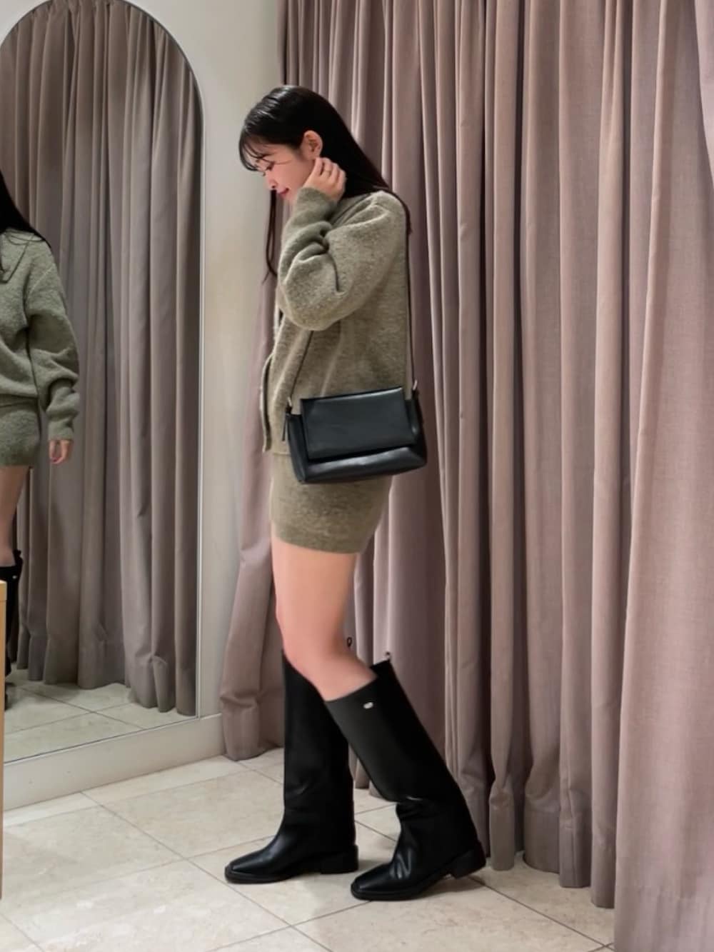 ベージュ系のカーディガン/ボレロ、ベージュ系のその他パンツ、ブラック系のブーツを着用したレディースの秋コーディネートの3枚目の写真