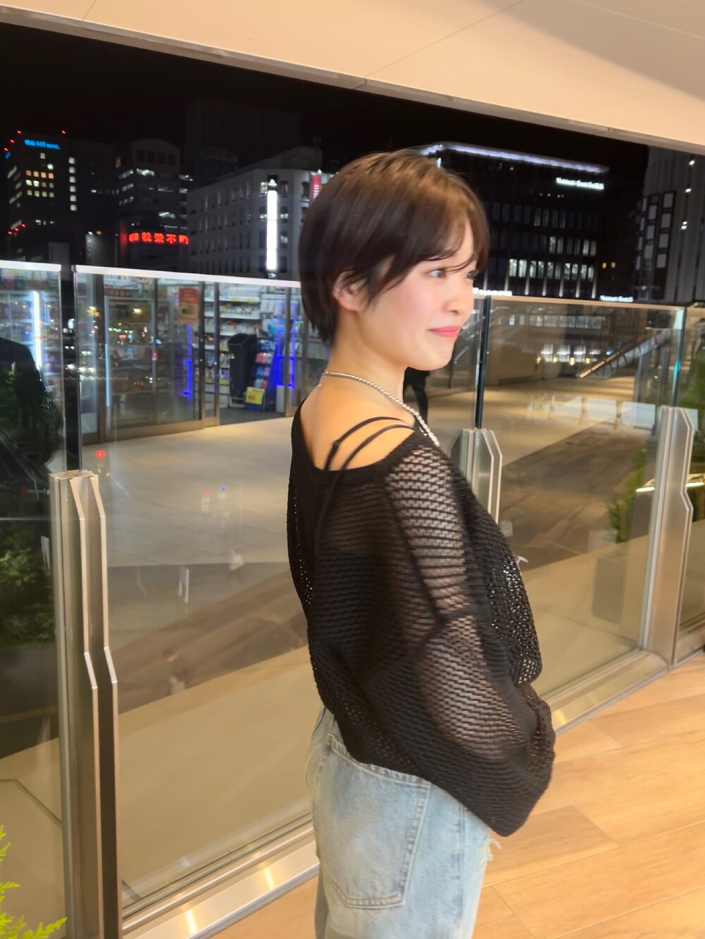 ブラック系のローファー、ブルー系のデニムパンツ、ブラック系のニット/セーターを着用したレディースの春コーディネートの2枚目の写真