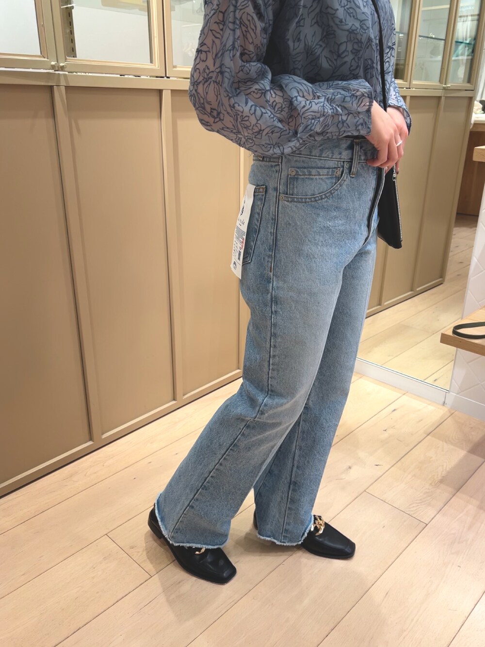 ブルー系のシャツ/ブラウス、ブルー系のデニムパンツを着用したレディースの春コーディネートの3枚目の写真