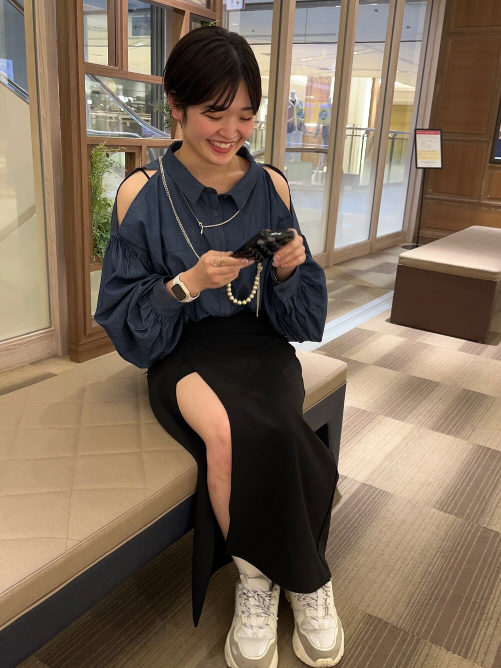 ブラック系のスカート、ブルー系のシャツ/ブラウスを着用したレディースの春コーディネートの3枚目の写真