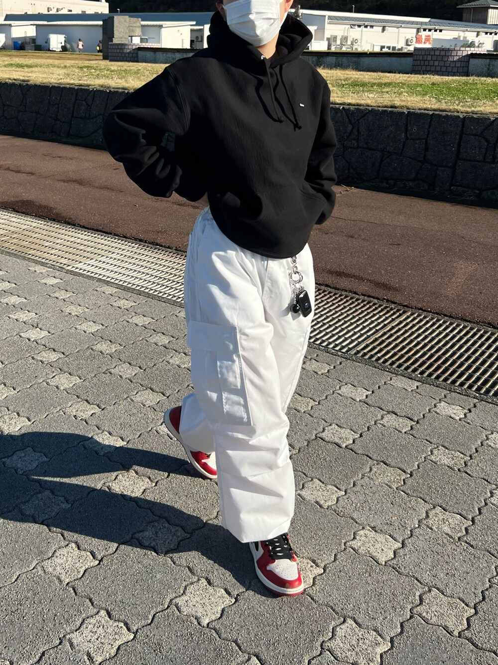 ブラック系のパーカー、レッド系のスニーカー、レッド系のスニーカーを着用したレディースの秋コーディネートの4枚目の写真