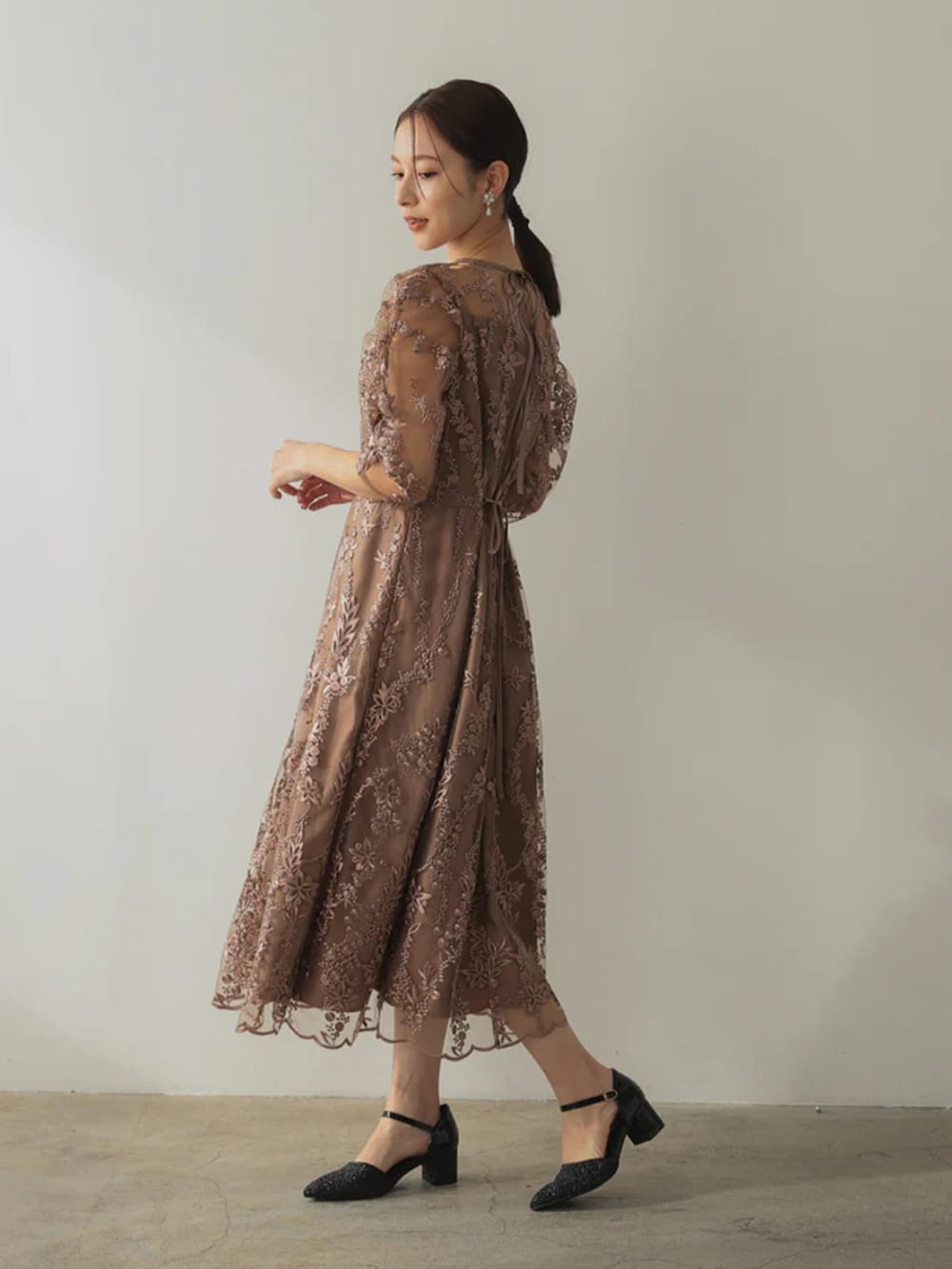 「チャンキーヒール、チャンキーヒールパンプス、チャンキーヒール美脚パンプス、チャンキーヒールサンダル、ワンピーススタイル、ワンピースコーデ、春めき満開コーデ、春色、大人可愛い、パーティー、結婚式、オケージョン、ミュール、キレイめコーデ、大人ガーリー」｜「PREFERIRの【PREFERIR】刺繍 レース バックリボン 結婚式 パーティ ドレス.（ドレス、ブラウン系）」を使った、PREFERIR_webさん（レディース・163cm）の春コーディネートの2枚目の写真
