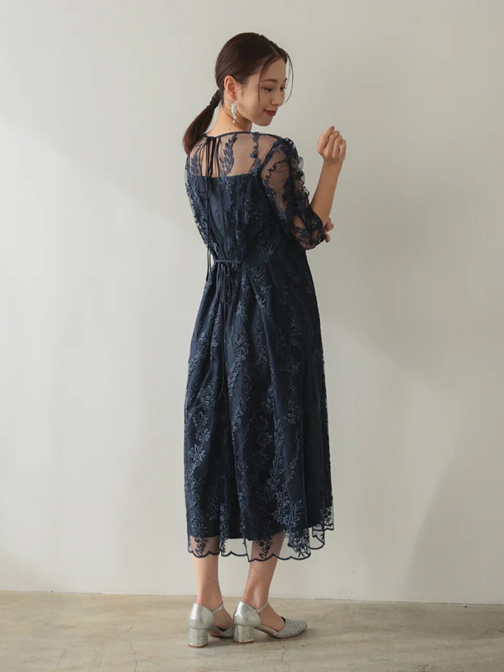 「チャンキーヒール、チャンキーヒールパンプス、チャンキーヒール美脚パンプス、チャンキーヒールサンダル、チャンキーヒールビットローファー、チャンキーヒールトレンド、チャンキーヒールコーデ、パンプスコーデ、大人可愛い、パーティー、結婚式、オケージョン、プレフェリール、PREFERIR、キレイめ」｜「PREFERIRの【PREFERIR】刺繍 レース バックリボン 結婚式 パーティ ドレス.（ドレス、ブルー系）」を使った、PREFERIR_webさん（レディース・163cm）の春コーディネートの7枚目の写真