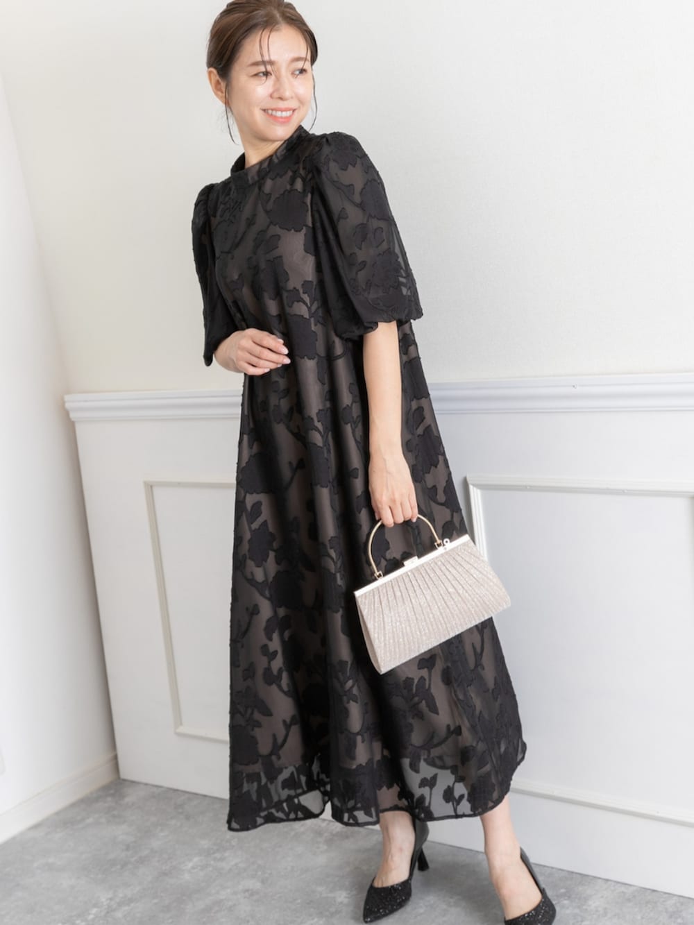 「ブラックコーデ、ブラックワンピース、ワンピース、大人可愛い、パーティー、結婚式、オケージョン、プレフェリール、PREFERIR、フェミニンコーデ、女子会コーデ、キレイめコーデ、ゆるコーデ、ワントーンコーデ、きれいめコーデ」｜「PREFERIRのラメプリーツ パーティー 結婚式 クラッチバッグ フラップ付きハンドバッグ（クラッチバッグ、ベージュ系）」を使った、PREFERIR_webさん（レディース・160cm）の春コーディネートの3枚目の写真