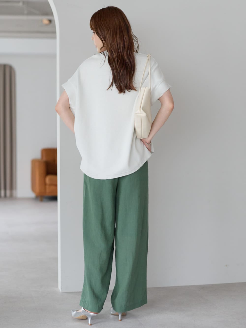 グリーン系のその他パンツ、ホワイト系のTシャツ/カットソーを着用したレディースの春コーディネートの3枚目の写真