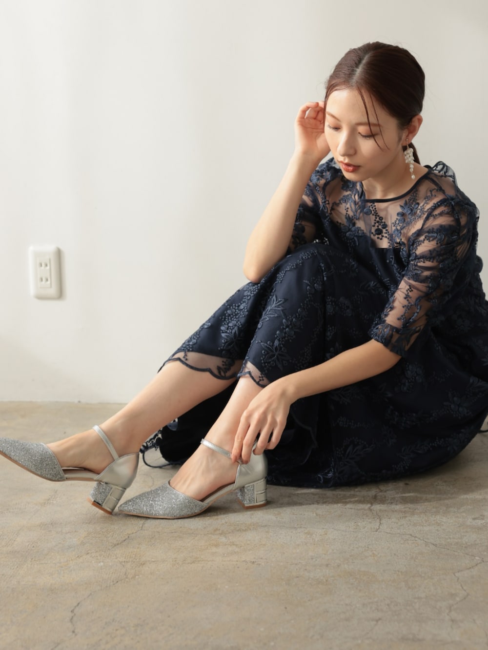 「チャンキーヒール、チャンキーヒールパンプス、チャンキーヒール美脚パンプス、チャンキーヒールサンダル、チャンキーヒールコーデ、チャンキーヒールトレンド、ラメチャンキーヒール、大人可愛い、パーティー、オケージョン、結婚式、キレイめ、ロングワンピース、ワンピーススタイル、夏ファッション」｜「PREFERIRの【PREFERIR】刺繍 レース バックリボン 結婚式 パーティ ドレス.（ドレス、ブルー系）」を使った、PREFERIR_webさん（レディース・163cm）の春コーディネートの3枚目の写真