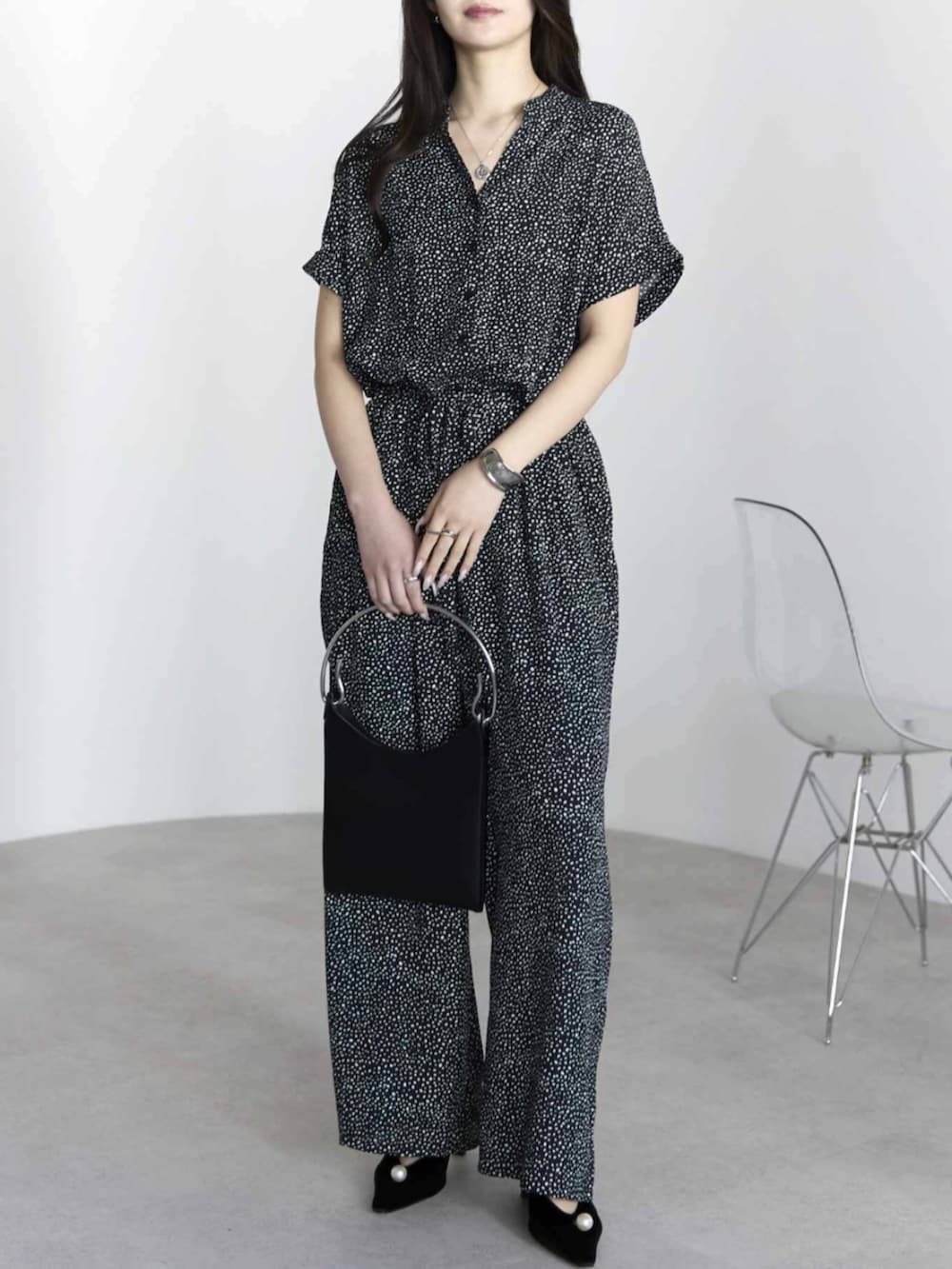 ブラック系のつなぎ/オールインワンを着用したレディースの春コーディネートの3枚目の写真