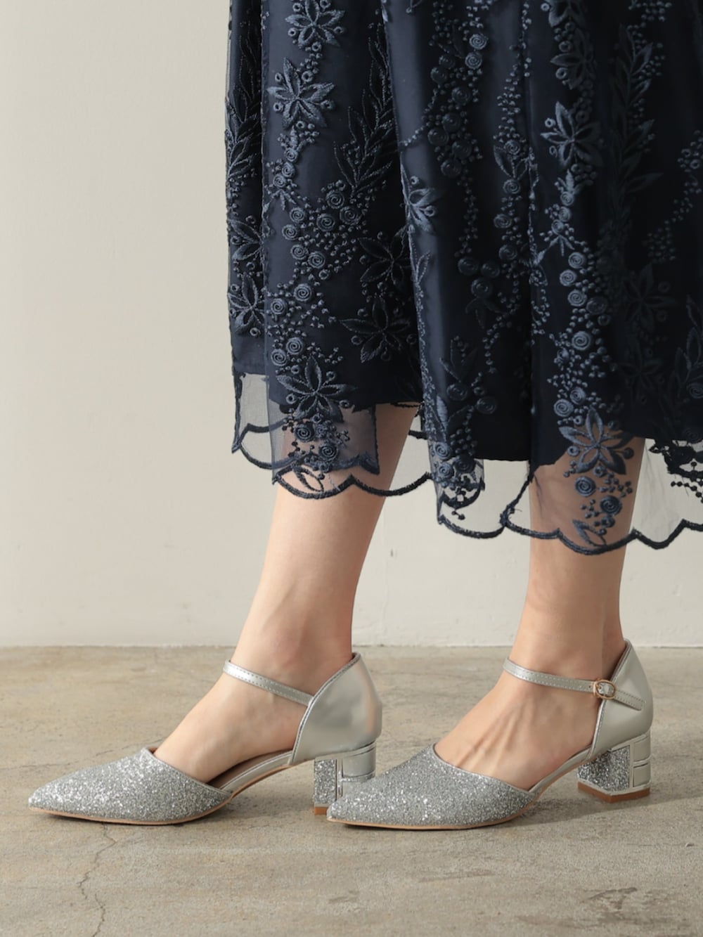 「チャンキーヒール、チャンキーヒールパンプス、チャンキーヒール美脚パンプス、チャンキーヒールサンダル、チャンキーヒールコーデ、チャンキーヒールトレンド、ラメチャンキーヒール、大人可愛い、パーティー、オケージョン、結婚式、キレイめ、ロングワンピース、ワンピーススタイル、夏ファッション」｜「PREFERIRの【PREFERIR】刺繍 レース バックリボン 結婚式 パーティ ドレス.（ドレス、ブルー系）」を使った、PREFERIR_webさん（レディース・163cm）の春コーディネートの6枚目の写真