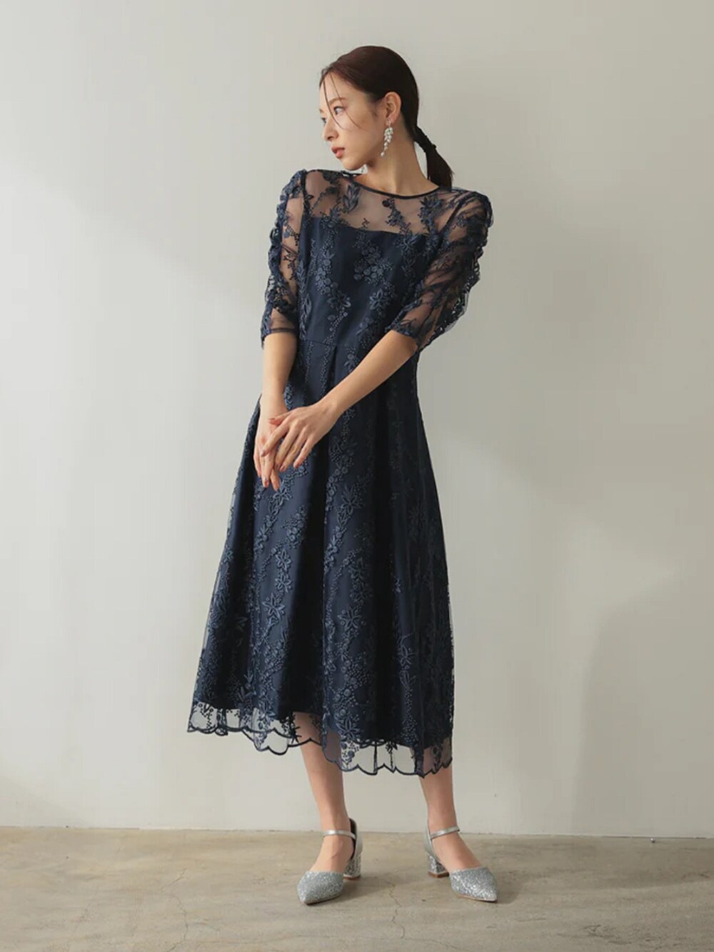 「チャンキーヒール、チャンキーヒールパンプス、チャンキーヒール美脚パンプス、チャンキーヒールサンダル、チャンキーヒールビットローファー、チャンキーヒールトレンド、チャンキーヒールコーデ、パンプスコーデ、大人可愛い、パーティー、結婚式、オケージョン、プレフェリール、PREFERIR、キレイめ」｜「PREFERIRの【PREFERIR】刺繍 レース バックリボン 結婚式 パーティ ドレス.（ドレス、ブルー系）」を使った、PREFERIR_webさん（レディース・163cm）の春コーディネートの5枚目の写真
