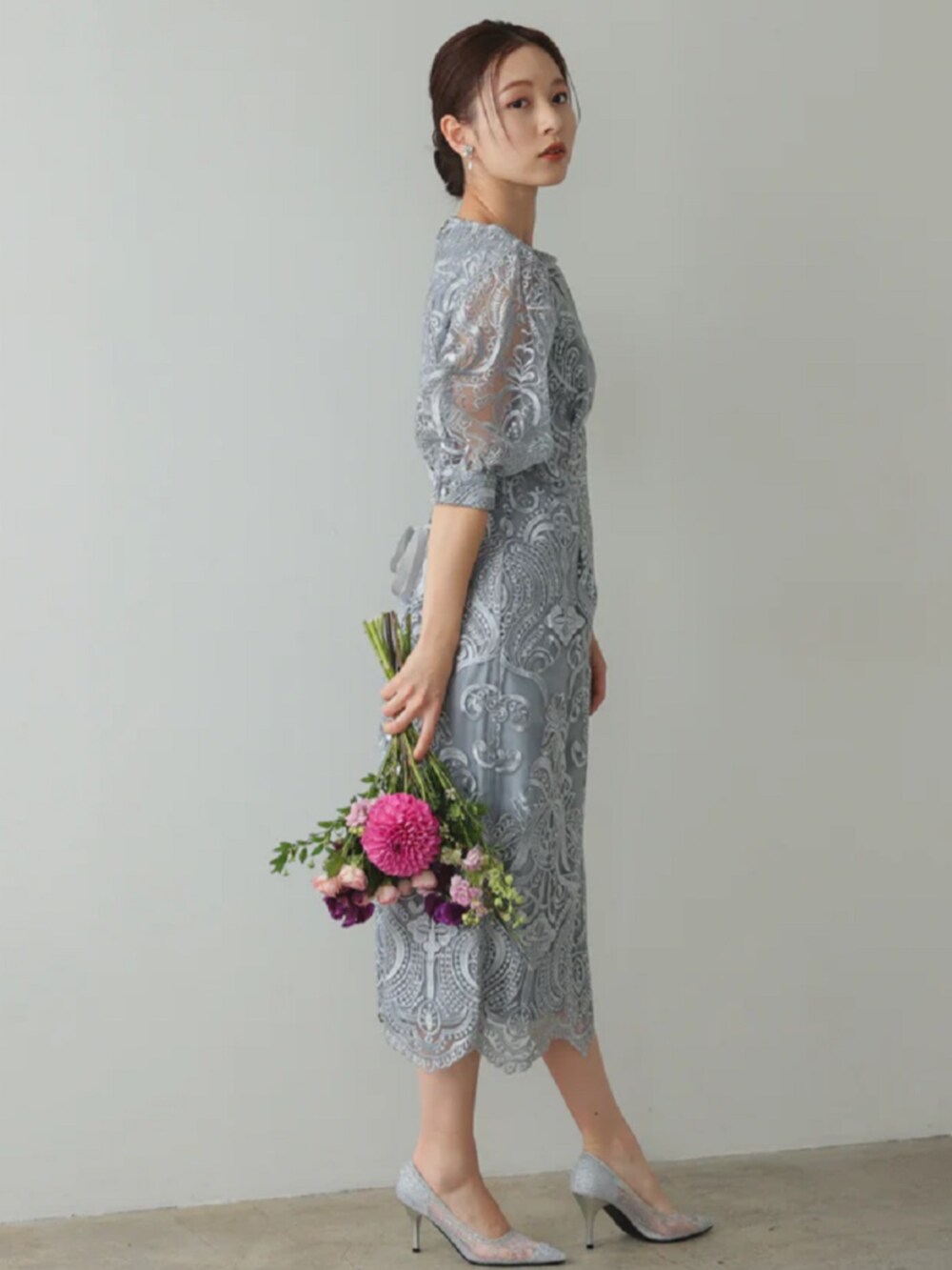 「レースワンピース、刺繍ワンピース、タイトドレス、タイトワンピース、大人可愛い、パーティー、結婚式、オケージョン、プレフェリール、PREFERIR、きれいめコーデ、トレンド、入学式、ワンピーススタイル、デート」｜「PREFERIRのボリューム袖 チュール刺繍レース バック リボン 結婚式 パーティー タイトドレス お呼ばれワンピース（ドレス、グレー系）」を使った、PREFERIR_webさん（レディース・163cm）の冬コーディネートの3枚目の写真