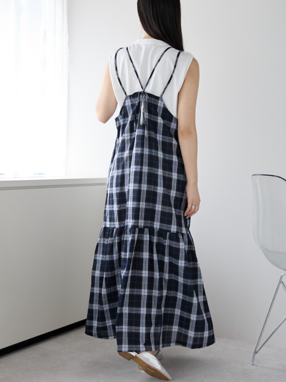 ブルー系のワンピースを着用したレディースの夏コーディネートの3枚目の写真