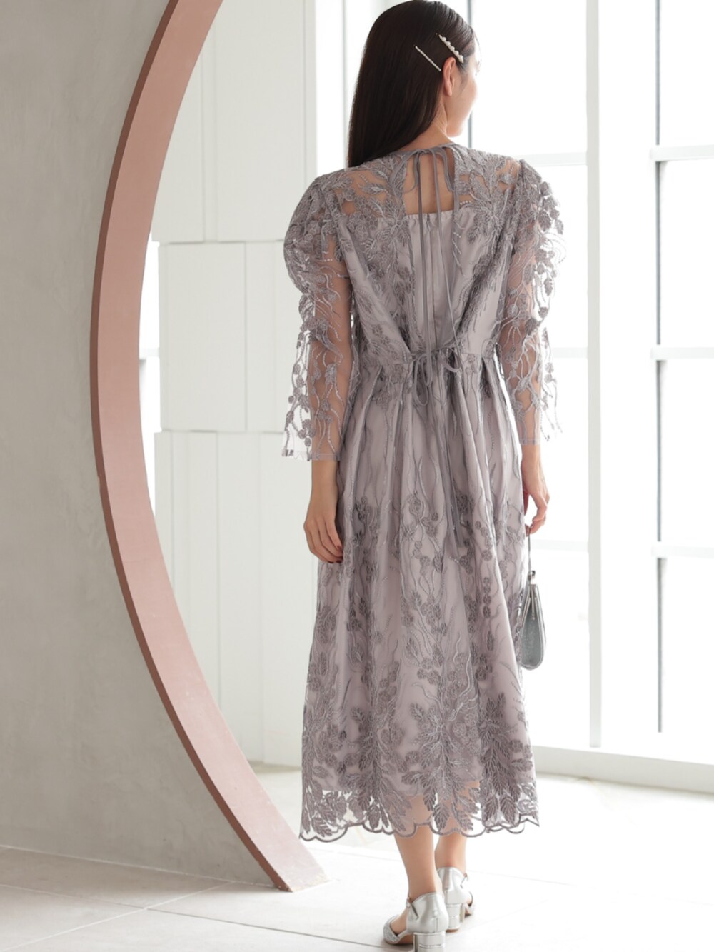 「チャンキーヒール、チャンキーヒールパンプス、チャンキーヒール美脚パンプス、チャンキーヒールサンダル、安心設計パンプス、ボタニカル柄、ボタニカルワンピース、大人可愛い、パーティー、結婚式、オケージョン、ワンピーススタイル、ワンピースコーデ、きれいめコーディネート、春服コーデ」｜「PREFERIRのボタニカル刺繍レース結婚式 パーティードレス（ドレス、パープル系）」を使った、PREFERIR_webさん（レディース・163cm）の春コーディネートの5枚目の写真