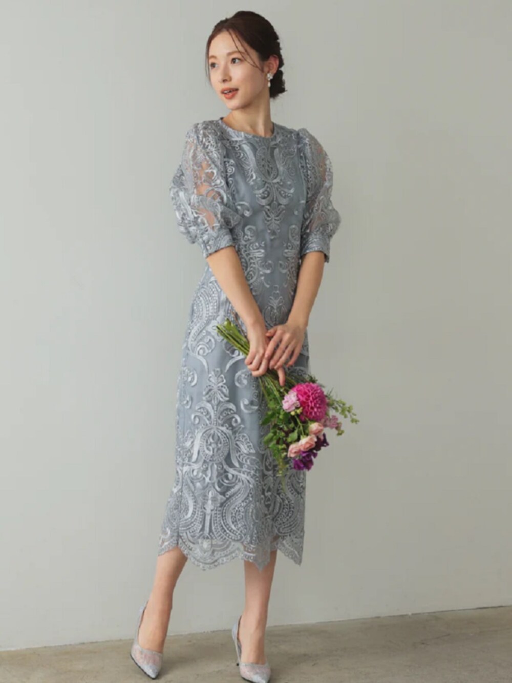 「レースワンピース、刺繍ワンピース、タイトドレス、タイトワンピース、大人可愛い、パーティー、結婚式、オケージョン、プレフェリール、PREFERIR、きれいめコーデ、トレンド、入学式、ワンピーススタイル、デート」｜「PREFERIRのボリューム袖 チュール刺繍レース バック リボン 結婚式 パーティー タイトドレス お呼ばれワンピース（ドレス、グレー系）」を使った、PREFERIR_webさん（レディース・163cm）の冬コーディネートの2枚目の写真
