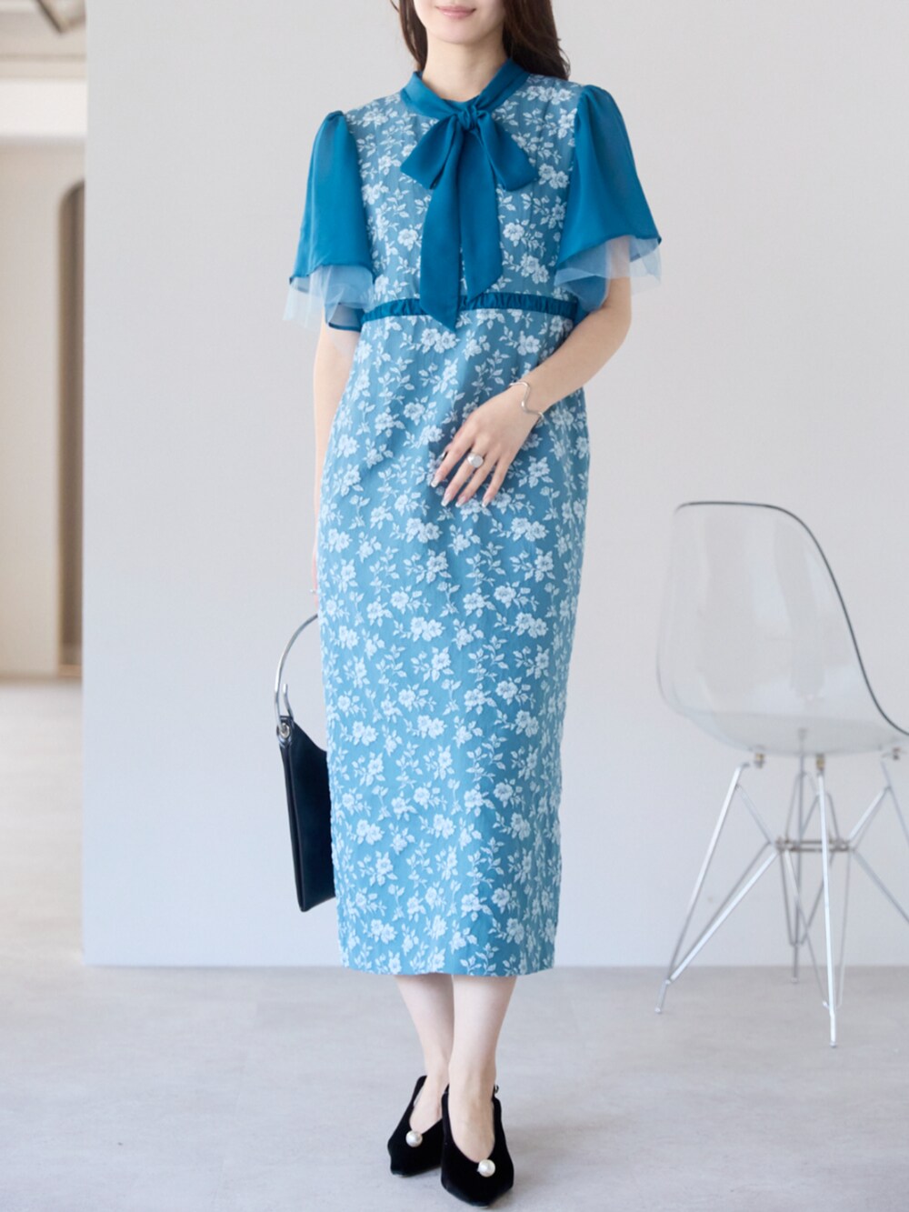 ブルー系のドレスを着用したレディースの春コーディネートの2枚目の写真