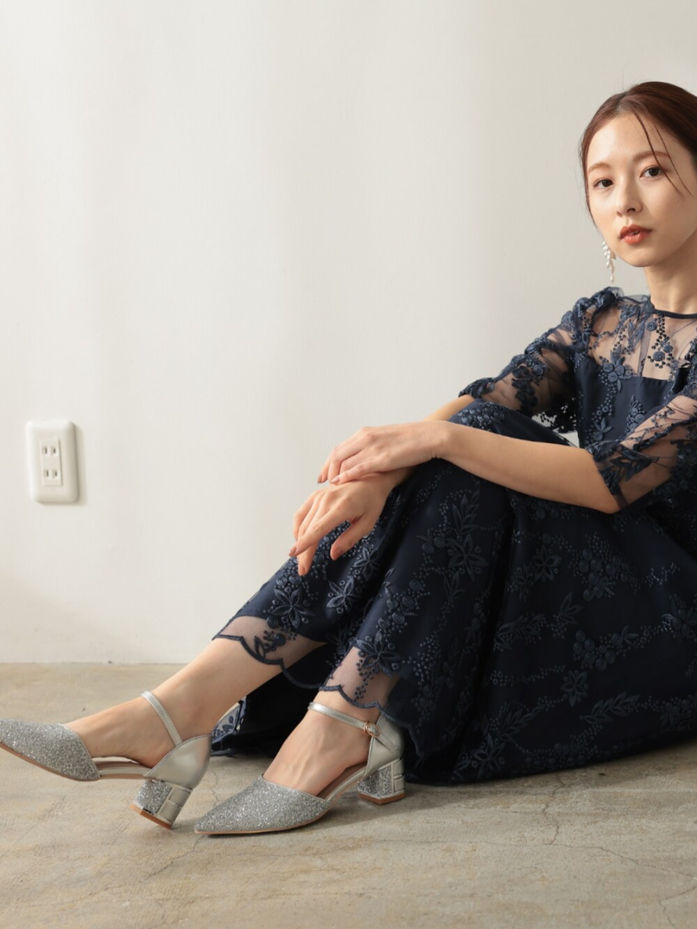 「レースワンピース、刺繍ワンピース、チャンキーヒール、チャンキーヒールパンプス、チャンキーパンプス、大人可愛い、パーティー、結婚式、オケージョン、プレフェリール、PREFERIR」｜「PREFERIRの【PREFERIR】刺繍 レース バックリボン 結婚式 パーティ ドレス.（ドレス、ブルー系）」を使った、PREFERIR_webさん（レディース・163cm）の冬コーディネートの3枚目の写真