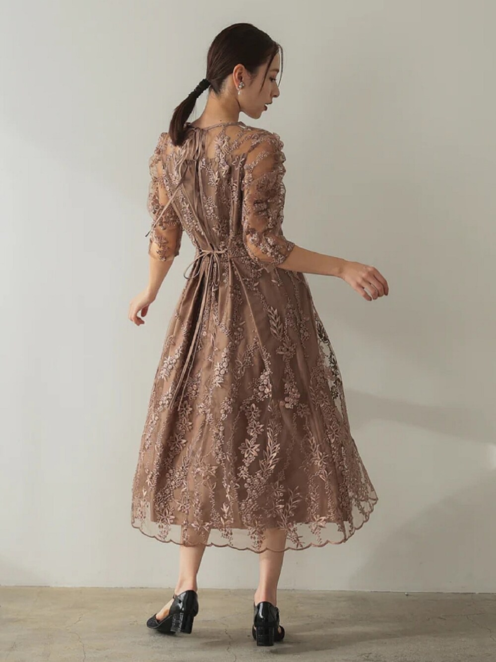 「チャンキーヒール、チャンキーヒールパンプス、チャンキーヒール美脚パンプス、チャンキーヒールサンダル、ワンピーススタイル、ワンピースコーデ、春めき満開コーデ、春色、大人可愛い、パーティー、結婚式、オケージョン、ミュール、キレイめコーデ、大人ガーリー」｜「PREFERIRの【PREFERIR】刺繍 レース バックリボン 結婚式 パーティ ドレス.（ドレス、ブラウン系）」を使った、PREFERIR_webさん（レディース・163cm）の春コーディネートの3枚目の写真