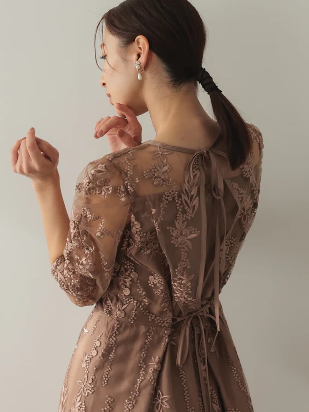 「チャンキーヒール、チャンキーヒールパンプス、チャンキーヒール美脚パンプス、チャンキーヒールサンダル、ワンピーススタイル、ワンピースコーデ、春めき満開コーデ、春色、大人可愛い、パーティー、結婚式、オケージョン、ミュール、キレイめコーデ、大人ガーリー」｜「PREFERIRの【PREFERIR】刺繍 レース バックリボン 結婚式 パーティ ドレス.（ドレス、ブラウン系）」を使った、PREFERIR_webさん（レディース・163cm）の春コーディネートの5枚目の写真