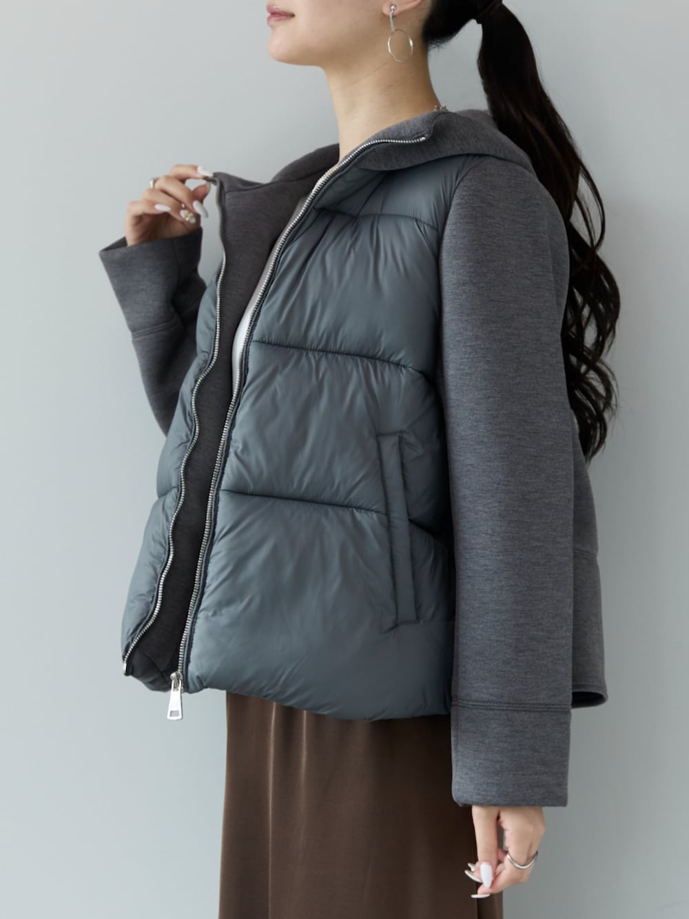 グレー系のダウンジャケット/コートを着用したレディースの秋コーディネートの2枚目の写真