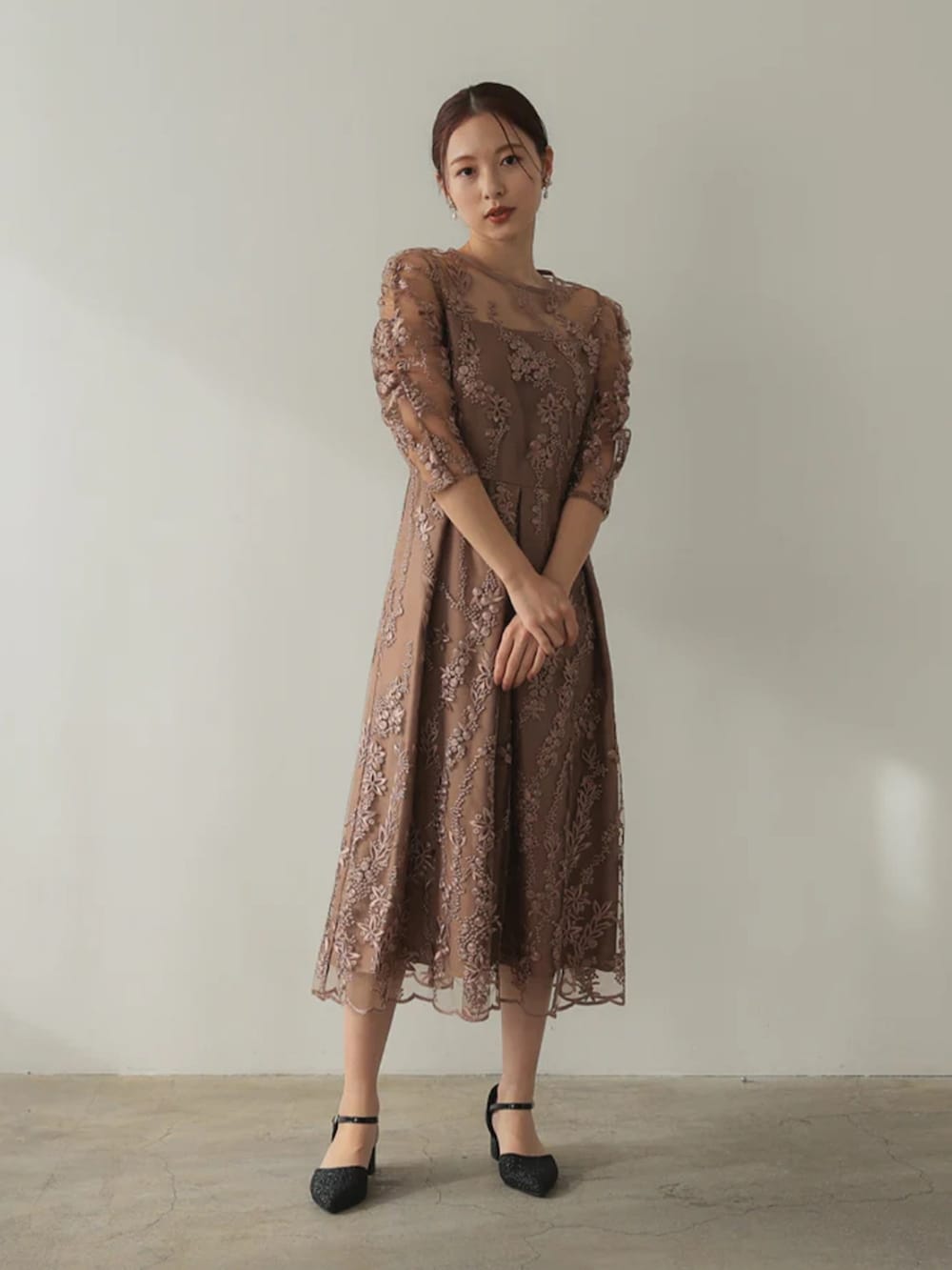 「チュールワンピース、チュールレース、刺繍ワンピース、大人可愛い、パーティー、結婚式、オケージョン、プレフェリール、PREFERIR、入園式、卒入園、ブラウス、お出かけコーデ、30代コーデ、トレンド」｜「PREFERIRの【PREFERIR】刺繍 レース バックリボン 結婚式 パーティ ドレス.（ドレス、ブラウン系）」を使った、PREFERIR_webさん（レディース・163cm）の冬コーディネートの2枚目の写真