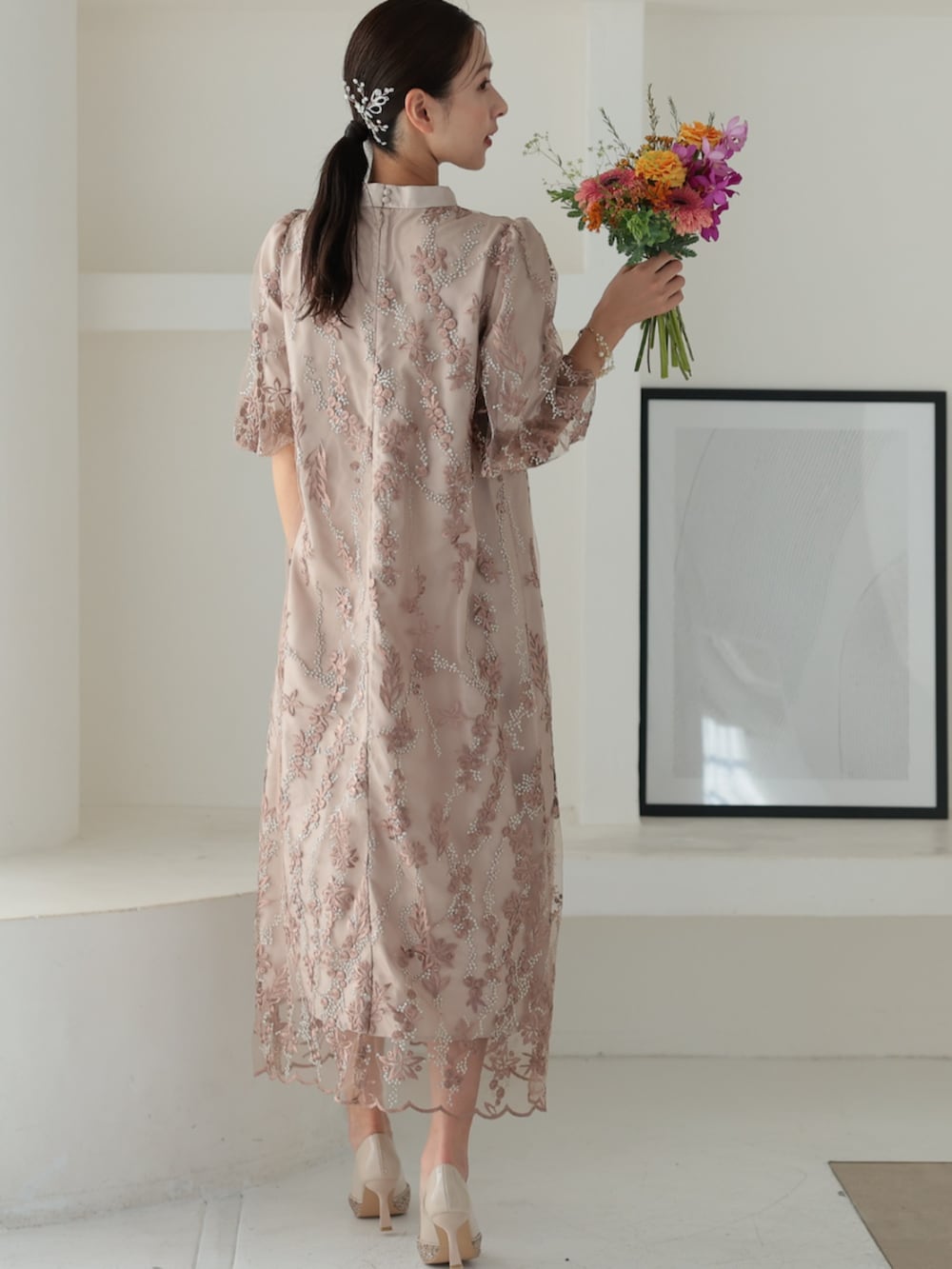 「淡色コーデ、刺繡ワンピース、レースワンピース、大人可愛い、パーティー、結婚式、オケージョン、プレフェリール、PREFERIR、お出かけコーデ、デート、ママファッション、30代コーデ、休日スタイル、成人式」｜「PREFERIRのチュール刺繍 Aライン結婚式 パーティードレス（ドレス、ベージュ系）」を使った、PREFERIR_webさん（レディース・163cm）の冬コーディネートの4枚目の写真