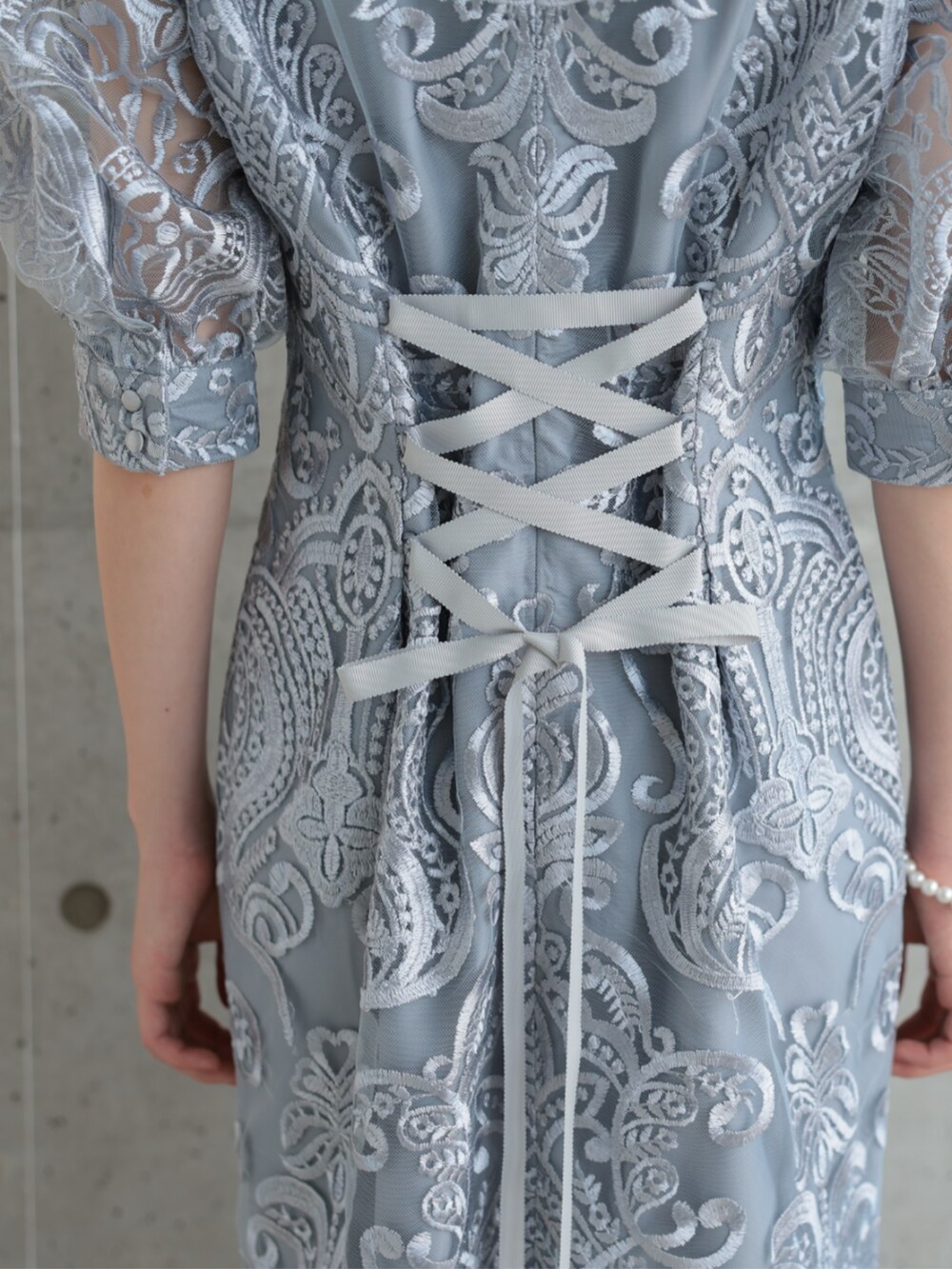 「刺繍ワンピース、レースワンピース、タイトワンピース、タイトドレス、大人可愛い、パーティー、結婚式、オケージョン、プレフェリール、PREFERIR、春服、卒業式コーデ、セレモニーコーデ、ワンピースコーデ、初春コーデ」｜「PREFERIRのボリューム袖 チュール刺繍レース バック リボン 結婚式 パーティー タイトドレス お呼ばれワンピース（ドレス、グレー系）」を使った、PREFERIR_webさん（レディース・163cm）の冬コーディネートの4枚目の写真