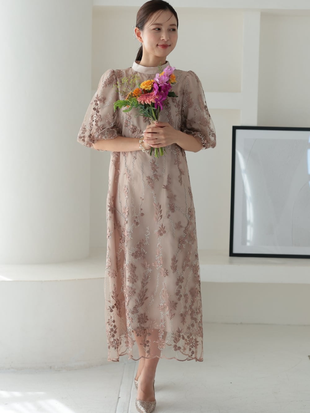「淡色コーデ、刺繡ワンピース、レースワンピース、大人可愛い、パーティー、結婚式、オケージョン、プレフェリール、PREFERIR、お出かけコーデ、デート、ママファッション、30代コーデ、休日スタイル、成人式」｜「PREFERIRのチュール刺繍 Aライン結婚式 パーティードレス（ドレス、ベージュ系）」を使った、PREFERIR_webさん（レディース・163cm）の冬コーディネートの2枚目の写真
