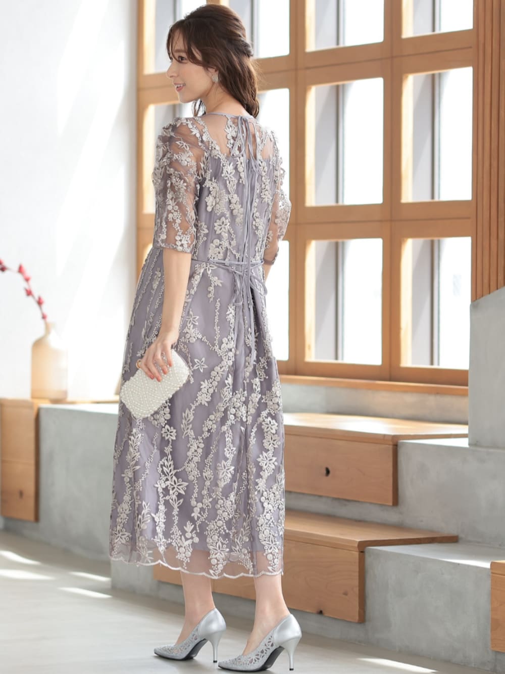 「チャンキーヒール、チャンキーヒールパンプス、チャンキーヒール美脚パンプス、最近のいい感じコーデ、お出かけコーデ、大人可愛い、パーティー、結婚式、オケージョン、チャンキーヒールサンダル、春カラー、ママファッション、ロングワンピース、30代コーデ、きれいめコーデ」｜「PREFERIRの刺繍 レース バックリボン 結婚式 パーティ ドレス（ドレス、パープル系）」を使った、PREFERIR_webさん（レディース・163cm）の春コーディネートの4枚目の写真