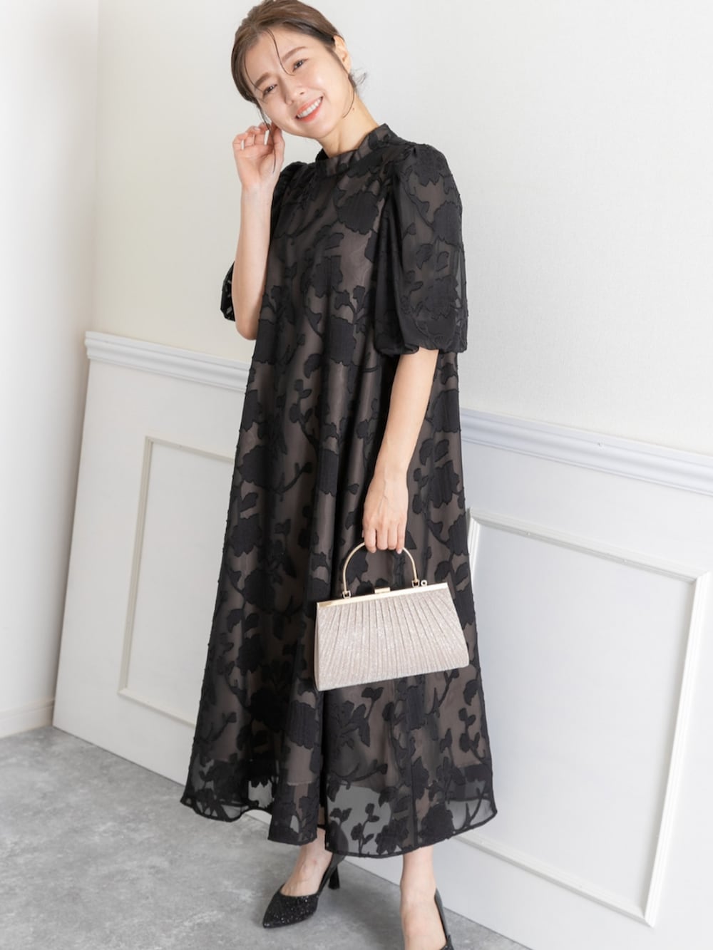 「ブラックコーデ、ブラックワンピース、ワンピース、大人可愛い、パーティー、結婚式、オケージョン、プレフェリール、PREFERIR、フェミニンコーデ、女子会コーデ、キレイめコーデ、ゆるコーデ、ワントーンコーデ、きれいめコーデ」｜「PREFERIRのラメプリーツ パーティー 結婚式 クラッチバッグ フラップ付きハンドバッグ（クラッチバッグ、ベージュ系）」を使った、PREFERIR_webさん（レディース・160cm）の春コーディネートの4枚目の写真