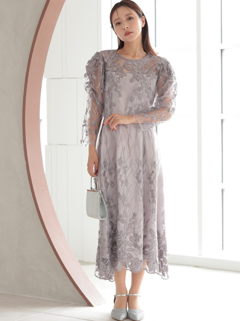 「チャンキーヒール、チャンキーヒールパンプス、チャンキーヒール美脚パンプス、チャンキーヒールサンダル、安心設計パンプス、ボタニカル柄、ボタニカルワンピース、大人可愛い、パーティー、結婚式、オケージョン、ワンピーススタイル、ワンピースコーデ、きれいめコーディネート、春服コーデ」｜「PREFERIRのボタニカル刺繍レース結婚式 パーティードレス（ドレス、パープル系）」を使った、PREFERIR_webさん（レディース・163cm）の春コーディネートの2枚目の写真
