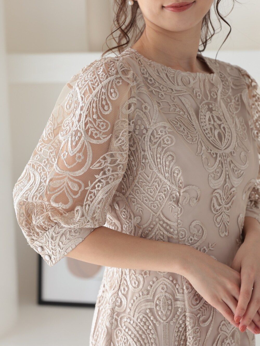 「刺繡ワンピース、レースワンピース、タイトワンピース、タイトドレス、大人可愛い、パーティー、結婚式、オケージョン、プレフェリール、PREFERIR、お出かけコーデ、デートコーデ、キレイめ、ガーリーコーデ、リボン」｜「PREFERIRの刺繍レース バックリボン タイトドレス（ドレス、ベージュ系）」を使った、PREFERIR_webさん（レディース・163cm）の冬コーディネートの6枚目の写真