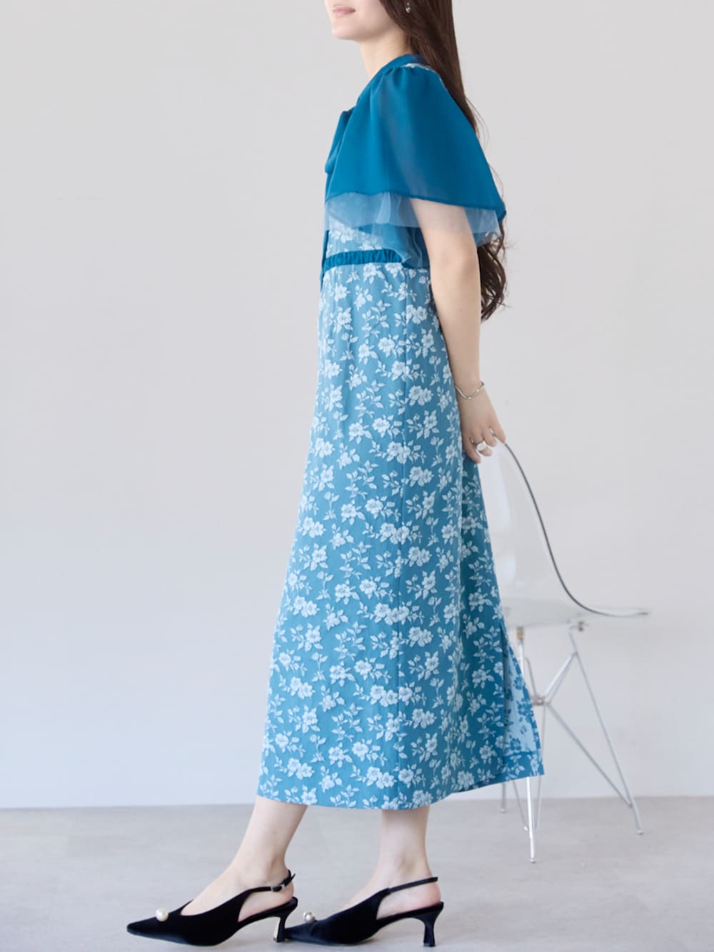 ブルー系のドレスを着用したレディースの春コーディネートの3枚目の写真
