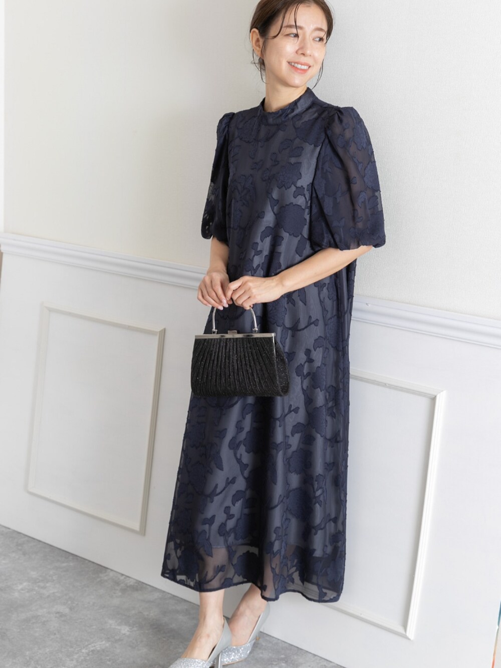 「大人可愛い、パーティー、結婚式、オケージョン、プレフェリール、PREFERIR、ワンピーススタイル、授業参観日コーデ、卒園式コーデ、セレモニーコーデ、ワンピースコーデ、卒業式コーデ、リラックススタイル、初春コーデ、春服」｜「PREFERIRのラメプリーツ パーティー 結婚式 クラッチバッグ フラップ付きハンドバッグ（クラッチバッグ、ブラック系）」を使った、PREFERIR_webさん（レディース・160cm）の冬コーディネートの2枚目の写真