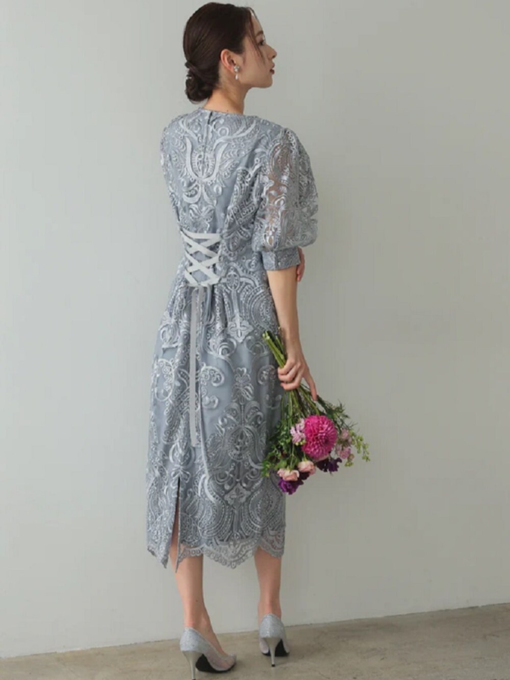 「レースワンピース、刺繍ワンピース、タイトドレス、タイトワンピース、大人可愛い、パーティー、結婚式、オケージョン、プレフェリール、PREFERIR、きれいめコーデ、トレンド、入学式、ワンピーススタイル、デート」｜「PREFERIRのボリューム袖 チュール刺繍レース バック リボン 結婚式 パーティー タイトドレス お呼ばれワンピース（ドレス、グレー系）」を使った、PREFERIR_webさん（レディース・163cm）の冬コーディネートの5枚目の写真
