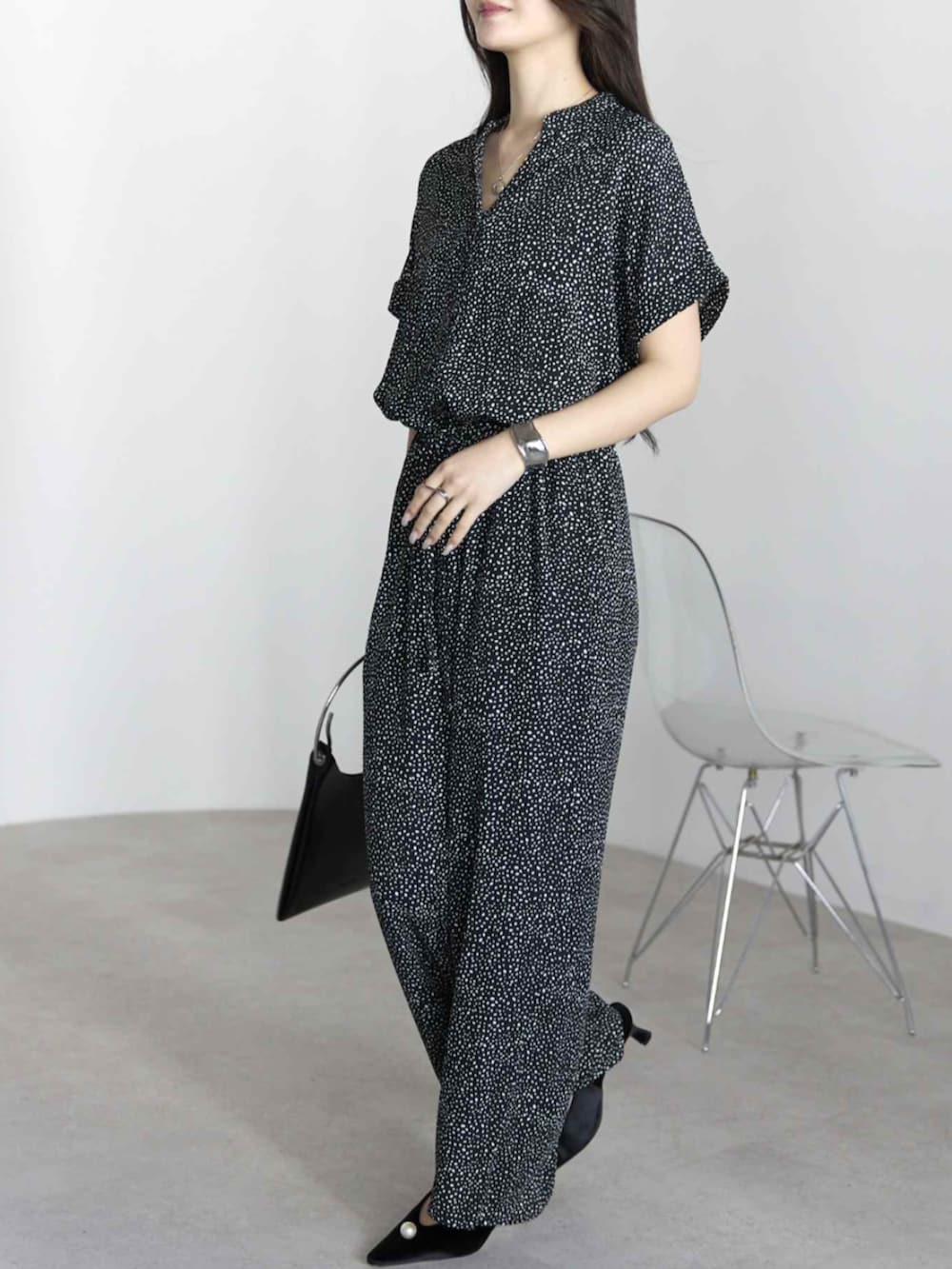 ブラック系のつなぎ/オールインワンを着用したレディースの春コーディネートの2枚目の写真