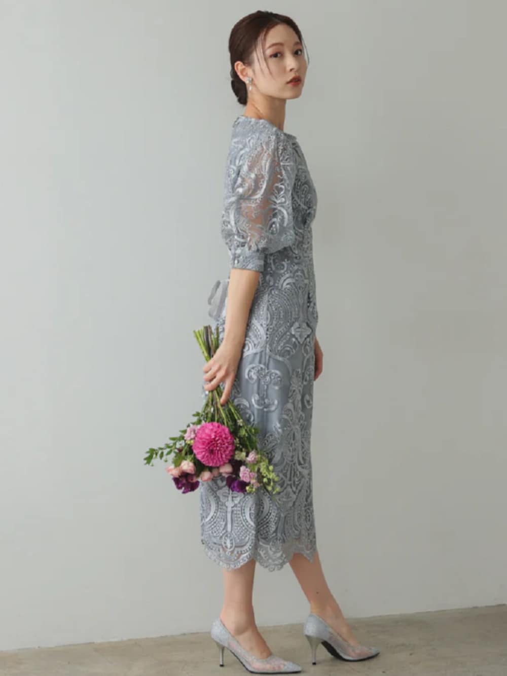 「タイトワンピース、タイト、タイトシルエット、タイトワンピ、レースドレス、ワンピーススタイル、ワンピースコーデ、ワンピ―ス、夏服コーデ、夏コーデ、ガーリーコーデ、オケージョン、結婚式、パーティー、大人可愛い」｜「PREFERIRのボリューム袖 チュール刺繍レース バック リボン 結婚式 パーティー タイトドレス お呼ばれワンピース（ドレス、グレー系）」を使った、PREFERIR_webさん（レディース・163cm）の夏コーディネートの3枚目の写真