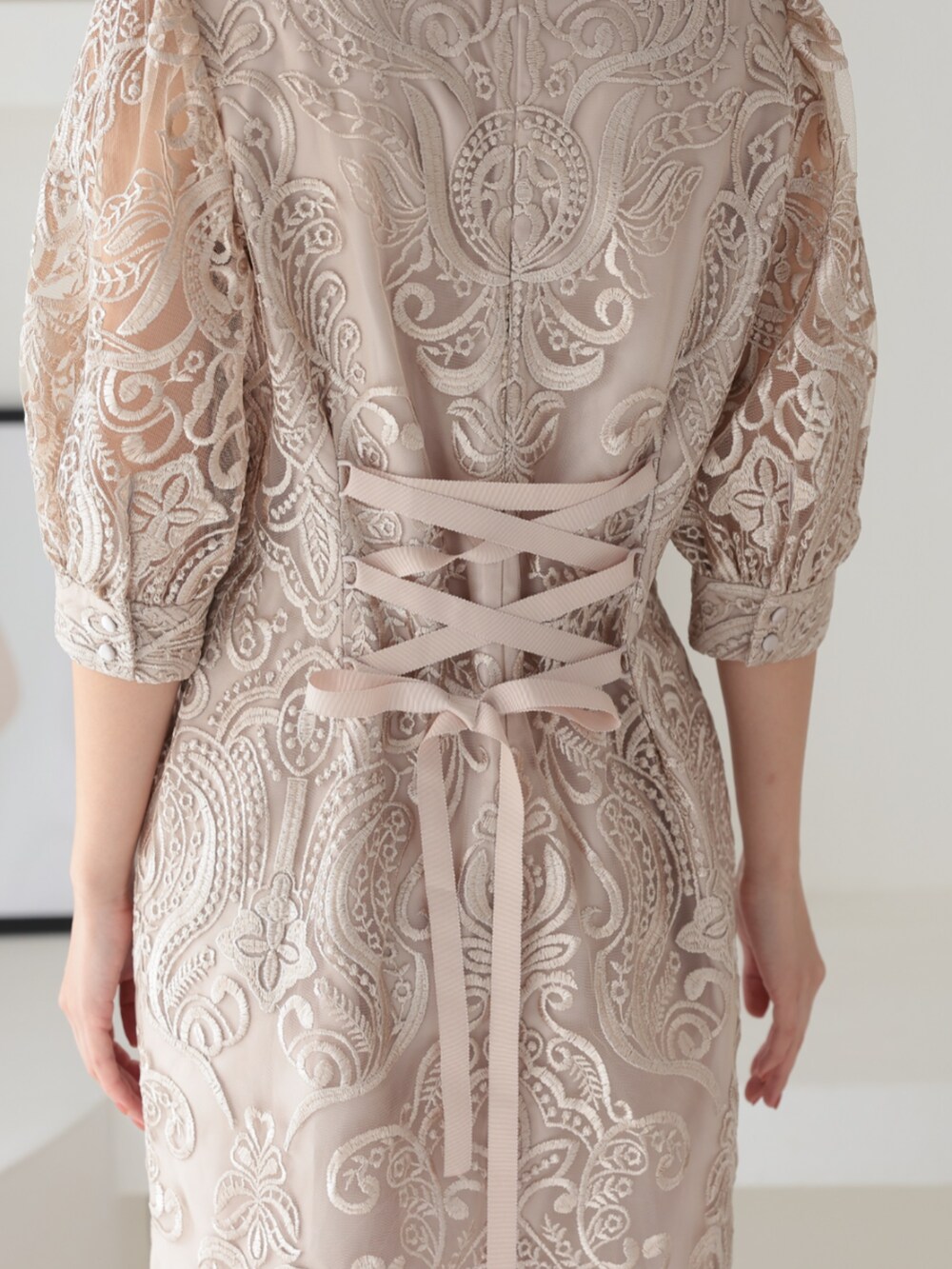 「刺繡ワンピース、レースワンピース、タイトワンピース、タイトドレス、大人可愛い、パーティー、結婚式、オケージョン、プレフェリール、PREFERIR、お出かけコーデ、デートコーデ、キレイめ、ガーリーコーデ、リボン」｜「PREFERIRの刺繍レース バックリボン タイトドレス（ドレス、ベージュ系）」を使った、PREFERIR_webさん（レディース・163cm）の冬コーディネートの7枚目の写真