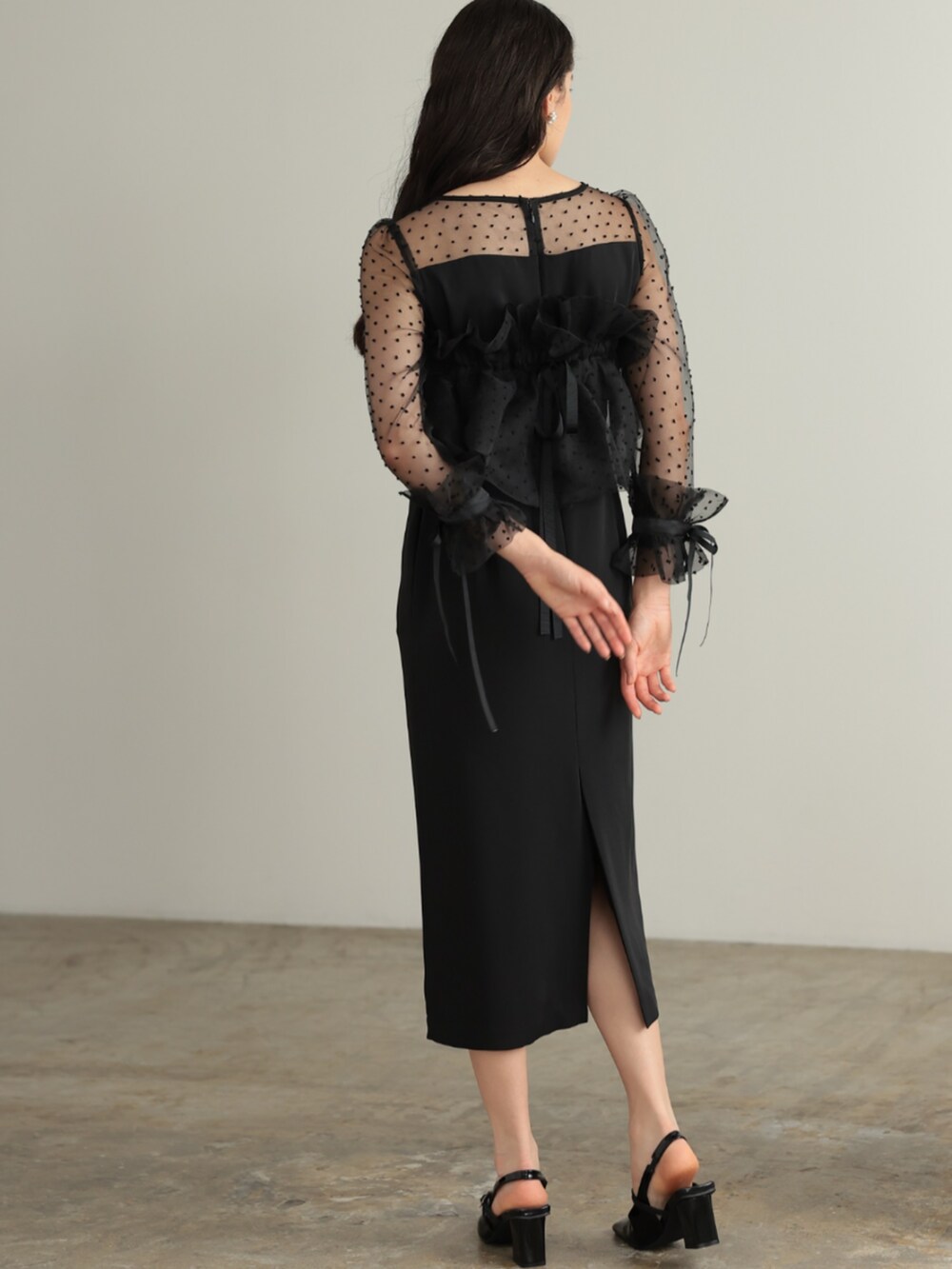 「大人可愛い、パーティー、結婚式、オケージョン、プレフェリール、PREFERIR、黒コーデ、ロングワンピース、春夏コーデ、大人カジュアルコーデ、大人ファッション、オトナ女子、お出かけコーデ、ワンピーススタイル、ワンピースコーデ」｜「PREFERIRのメニーウェイ ラッフル リボン ケープ 結婚式 パーティー オケージョンドレス（ドレス、ブラック系）」を使った、PREFERIR_webさん（レディース・167cm）の夏コーディネートの4枚目の写真