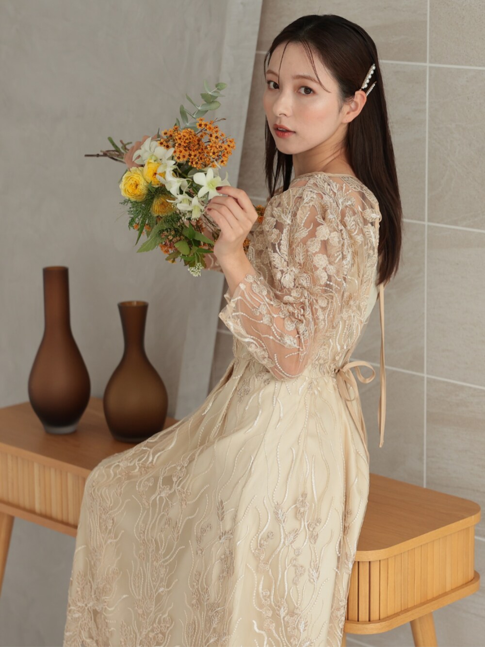 「大人可愛い、パーティー、結婚式、オケージョン、プレフェリール、PREFERIR、ボタニカル柄、刺繡ワンピース、レースワンピース、春服、キレイめ、ワンピーススタイル、レディースファッション、ワントーンコーデ、休日スタイル」｜「PREFERIRのグリッター ビジュー 結婚式 パーティー 二次会 パンプス（パンプス、ゴールド系）」を使った、PREFERIR_webさん（レディース・163cm）の冬コーディネートの4枚目の写真