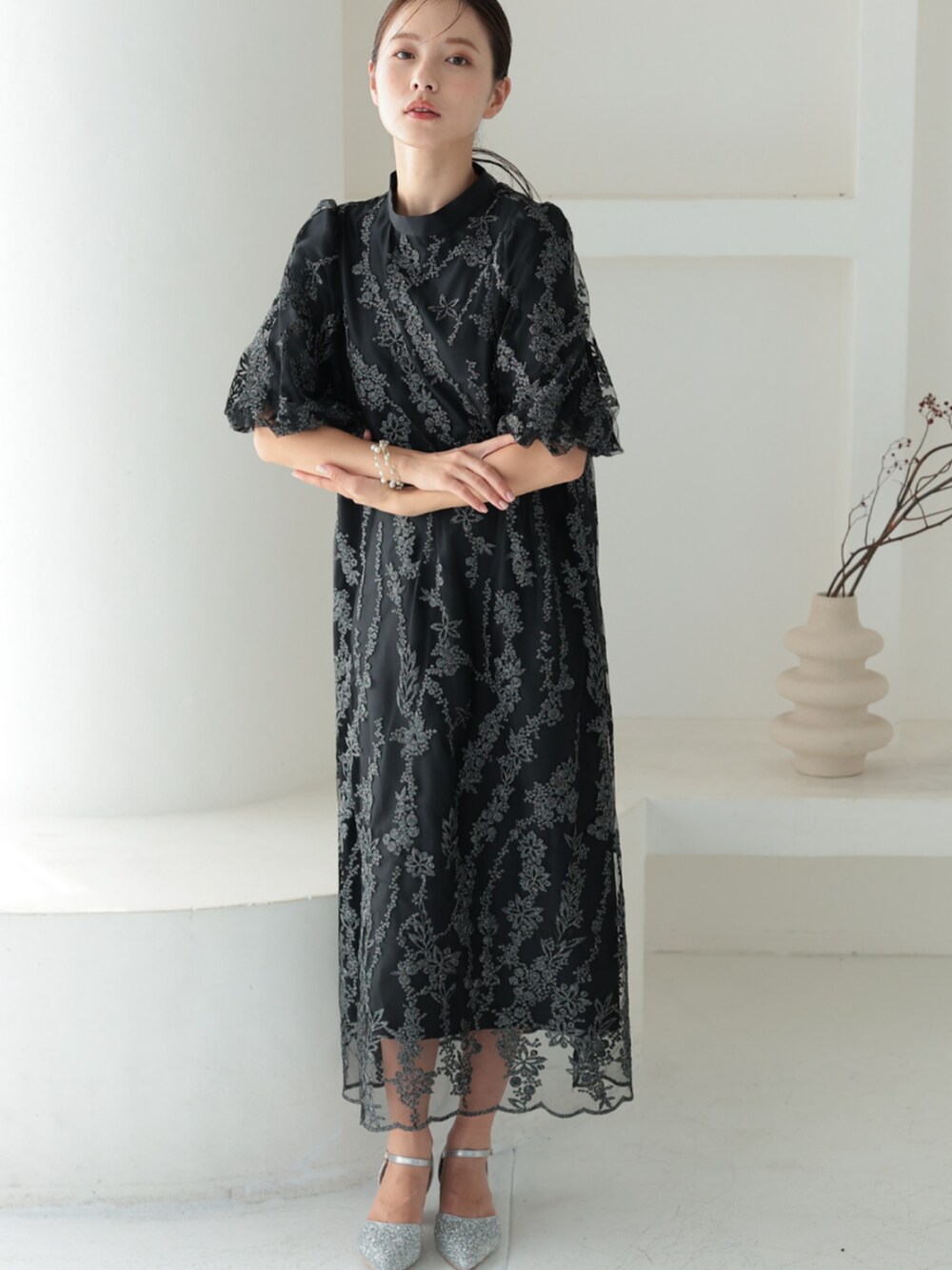 「チャンキーヒール、チャンキーヒールパンプス、レースワンピース、刺繍ワンピース、大人可愛い、パーティー、結婚式、オケージョン、プレフェリール、PREFERIR、おでかけコーデ、ブラック、オトナ女子、きれいめコーデ、フェミニンコーデ」｜「PREFERIRのボリュームスリーブ 結婚式 パーティー オケージョンＡライン レースドレス（ドレス、ブラック系）」を使った、PREFERIR_webさん（レディース・163cm）の冬コーディネートの2枚目の写真
