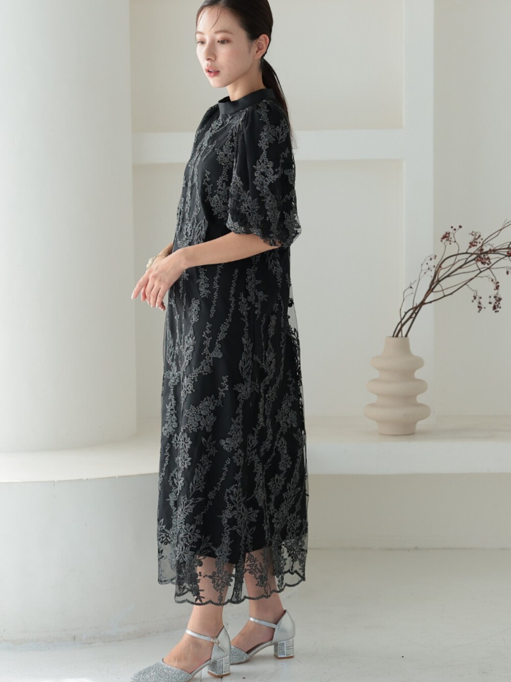「チャンキーヒール、チャンキーヒールパンプス、レースワンピース、刺繍ワンピース、大人可愛い、パーティー、結婚式、オケージョン、プレフェリール、PREFERIR、おでかけコーデ、ブラック、オトナ女子、きれいめコーデ、フェミニンコーデ」｜「PREFERIRのボリュームスリーブ 結婚式 パーティー オケージョンＡライン レースドレス（ドレス、ブラック系）」を使った、PREFERIR_webさん（レディース・163cm）の冬コーディネートの3枚目の写真