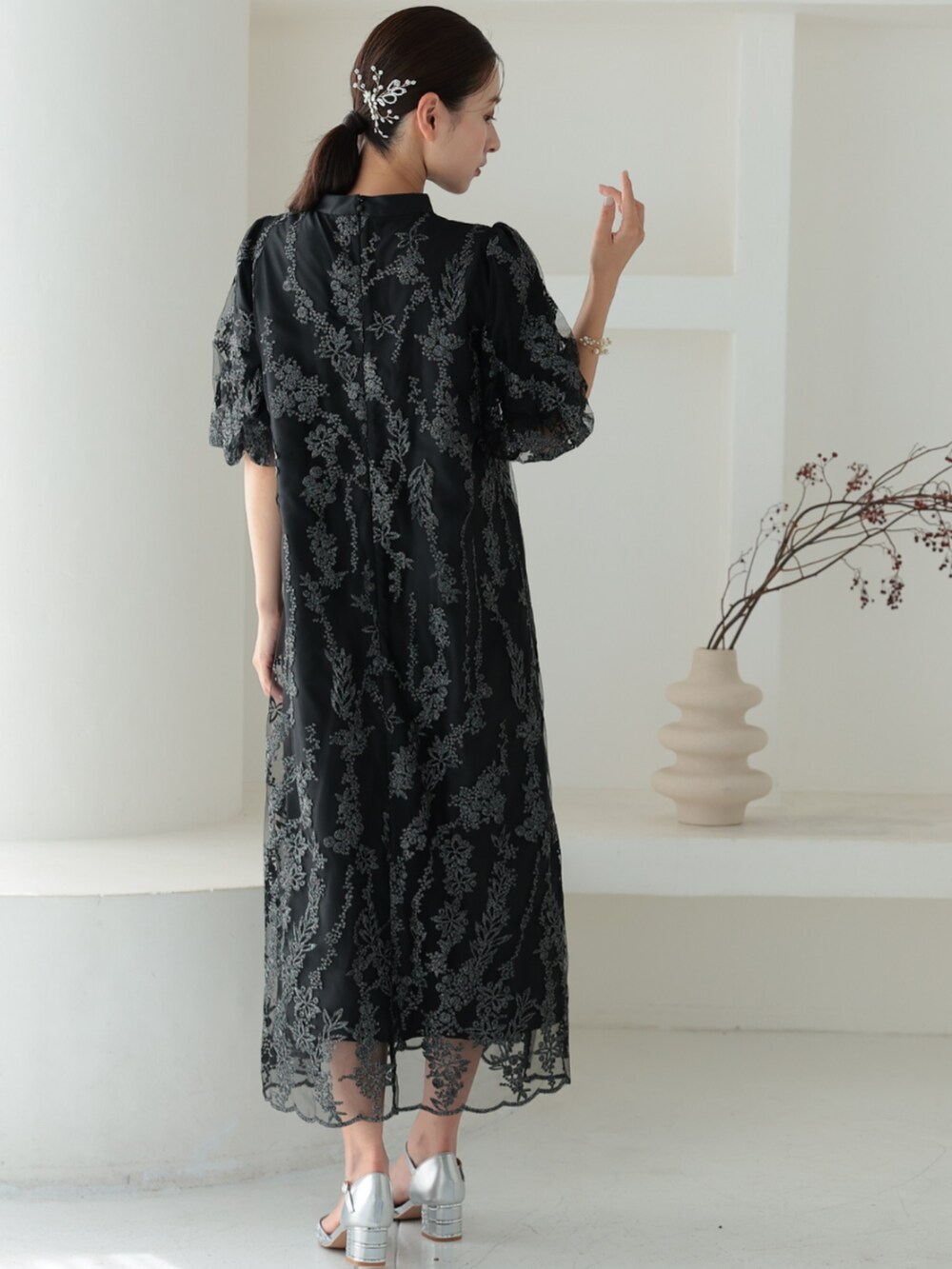 「チャンキーヒール、チャンキーヒールパンプス、レースワンピース、刺繍ワンピース、大人可愛い、パーティー、結婚式、オケージョン、プレフェリール、PREFERIR、おでかけコーデ、ブラック、オトナ女子、きれいめコーデ、フェミニンコーデ」｜「PREFERIRのボリュームスリーブ 結婚式 パーティー オケージョンＡライン レースドレス（ドレス、ブラック系）」を使った、PREFERIR_webさん（レディース・163cm）の冬コーディネートの4枚目の写真