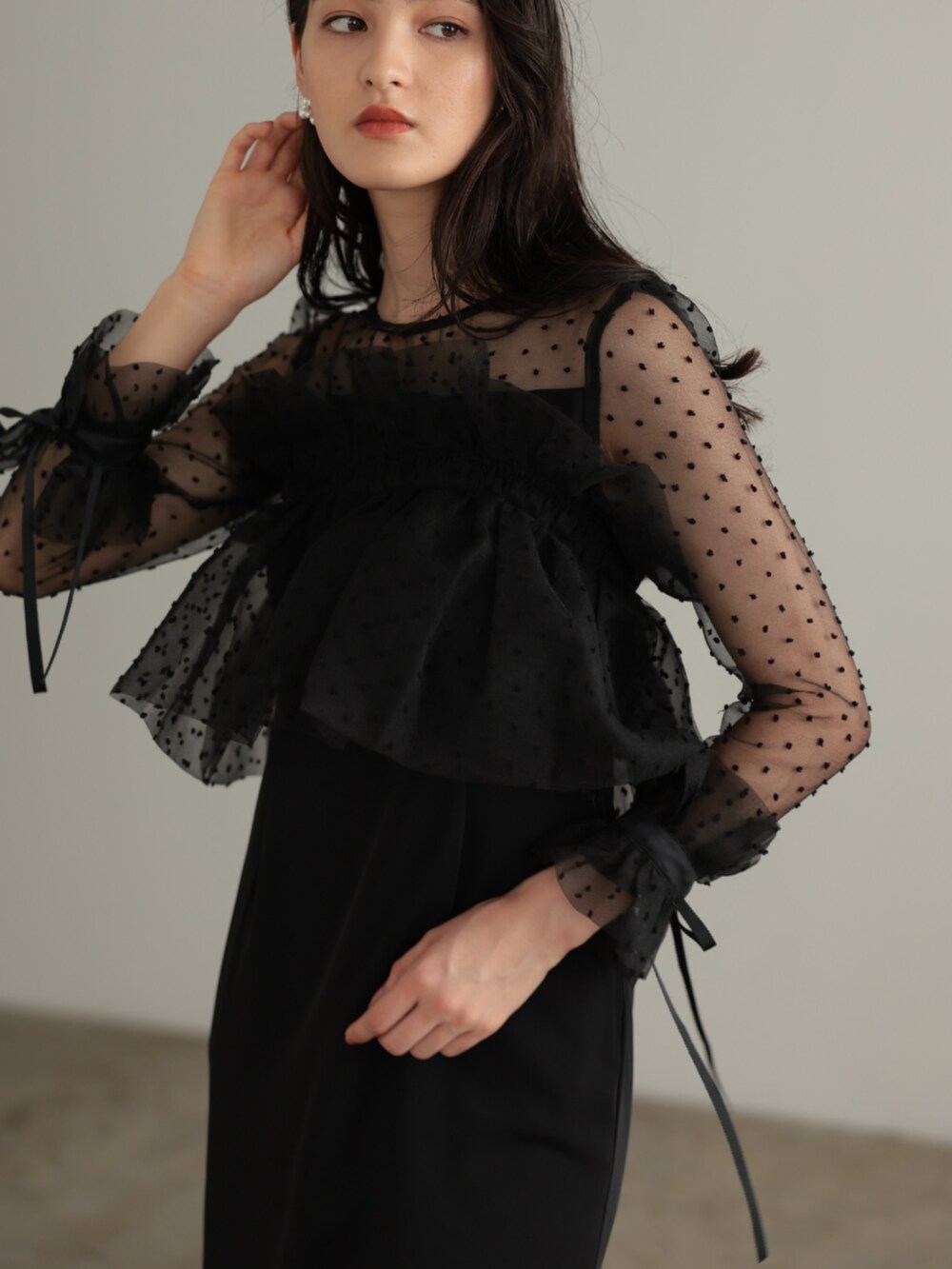 「大人可愛い、パーティー、結婚式、オケージョン、プレフェリール、PREFERIR、黒コーデ、ロングワンピース、春夏コーデ、大人カジュアルコーデ、大人ファッション、オトナ女子、お出かけコーデ、ワンピーススタイル、ワンピースコーデ」｜「PREFERIRのメニーウェイ ラッフル リボン ケープ 結婚式 パーティー オケージョンドレス（ドレス、ブラック系）」を使った、PREFERIR_webさん（レディース・167cm）の夏コーディネートの5枚目の写真