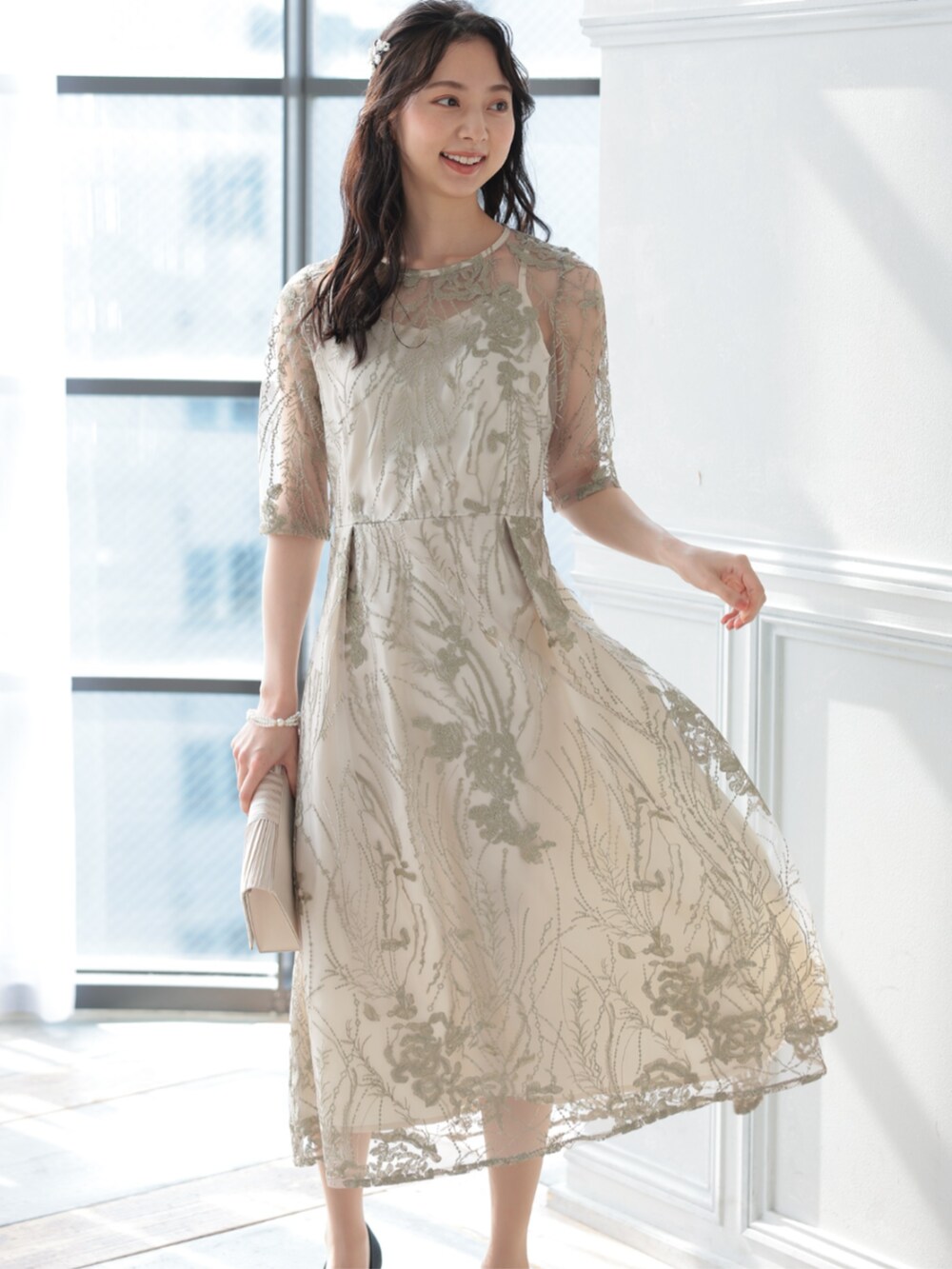 「チュールワンピ、チュールワンピース、レースワンピース、ボタニカル柄、大人可愛い、パーティー、結婚式、オケージョン、プレフェリール、PREFERIR、オトナ女子、大人コーデ、イエベ春、ワンピースコーデ、淡色コーデ」｜「PREFERIRの3way プリーツサテン 結婚式 クラッチバッグ（クラッチバッグ、ベージュ系）」を使った、PREFERIR_webさん（レディース・163cm）の冬コーディネートの3枚目の写真
