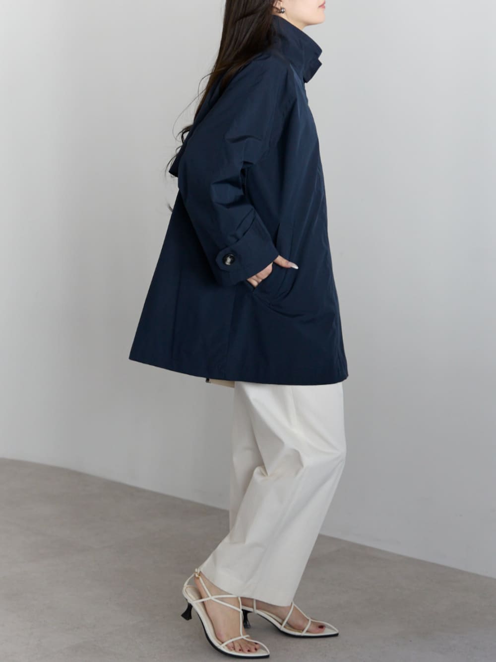 ブルー系のその他アウターを着用したレディースの冬コーディネートの2枚目の写真