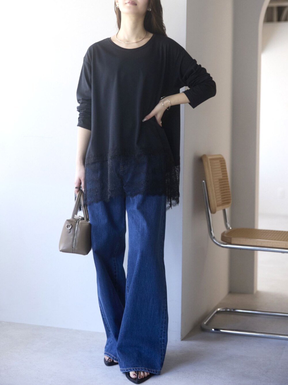 ブルー系のデニムパンツ、ブラック系のTシャツ/カットソーを着用したレディースの春コーディネートの3枚目の写真