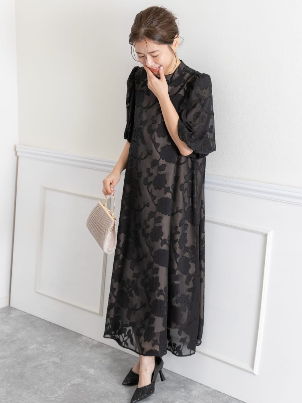 「ブラックコーデ、ブラックワンピース、ワンピース、大人可愛い、パーティー、結婚式、オケージョン、プレフェリール、PREFERIR、フェミニンコーデ、女子会コーデ、キレイめコーデ、ゆるコーデ、ワントーンコーデ、きれいめコーデ」｜「PREFERIRのラメプリーツ パーティー 結婚式 クラッチバッグ フラップ付きハンドバッグ（クラッチバッグ、ベージュ系）」を使った、PREFERIR_webさん（レディース・160cm）の春コーディネートの5枚目の写真