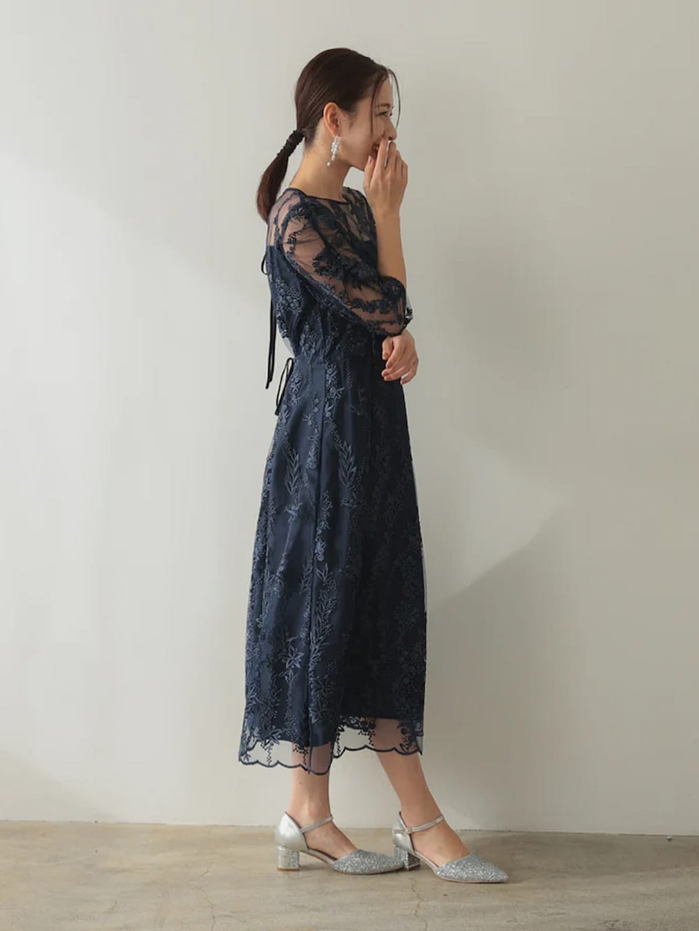 「チャンキーヒール、チャンキーヒールパンプス、チャンキーヒール美脚パンプス、チャンキーヒールサンダル、リボン、ワンピース、大人可愛い、パーティー、オケージョン、結婚式、おでかけコーデ、ワンピースコーデ、大人女子、春、春ファッション」｜「PREFERIRの【PREFERIR】刺繍 レース バックリボン 結婚式 パーティ ドレス.（ドレス、ブルー系）」を使った、PREFERIR_webさん（レディース・163cm）の春コーディネートの4枚目の写真