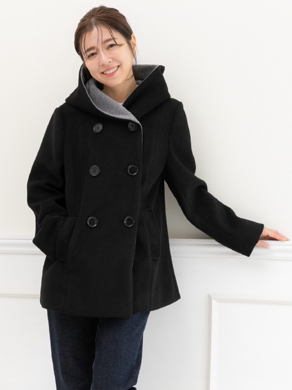 「冬コーデ、クリスマスに着たい服、デニム、ブーツ、休日スタイル、きれいめカジュアル、冬アウター、大人可愛い、プレフェリール、PREFERIR、オトナカジュアル、シンプルスタイル、きれいめコーデ、大人ガーリー、ピーコート」｜「PREFERIRのフーディー Pコート（ピーコート、ブラック系）」を使った、PREFERIR_webさん（レディース・160cm）の冬コーディネートの3枚目の写真