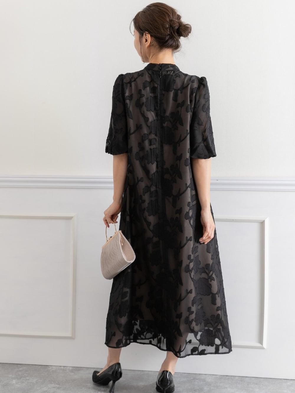 「ブラックコーデ、ブラックワンピース、ワンピース、大人可愛い、パーティー、結婚式、オケージョン、プレフェリール、PREFERIR、フェミニンコーデ、女子会コーデ、キレイめコーデ、ゆるコーデ、ワントーンコーデ、きれいめコーデ」｜「PREFERIRのラメプリーツ パーティー 結婚式 クラッチバッグ フラップ付きハンドバッグ（クラッチバッグ、ベージュ系）」を使った、PREFERIR_webさん（レディース・160cm）の春コーディネートの6枚目の写真